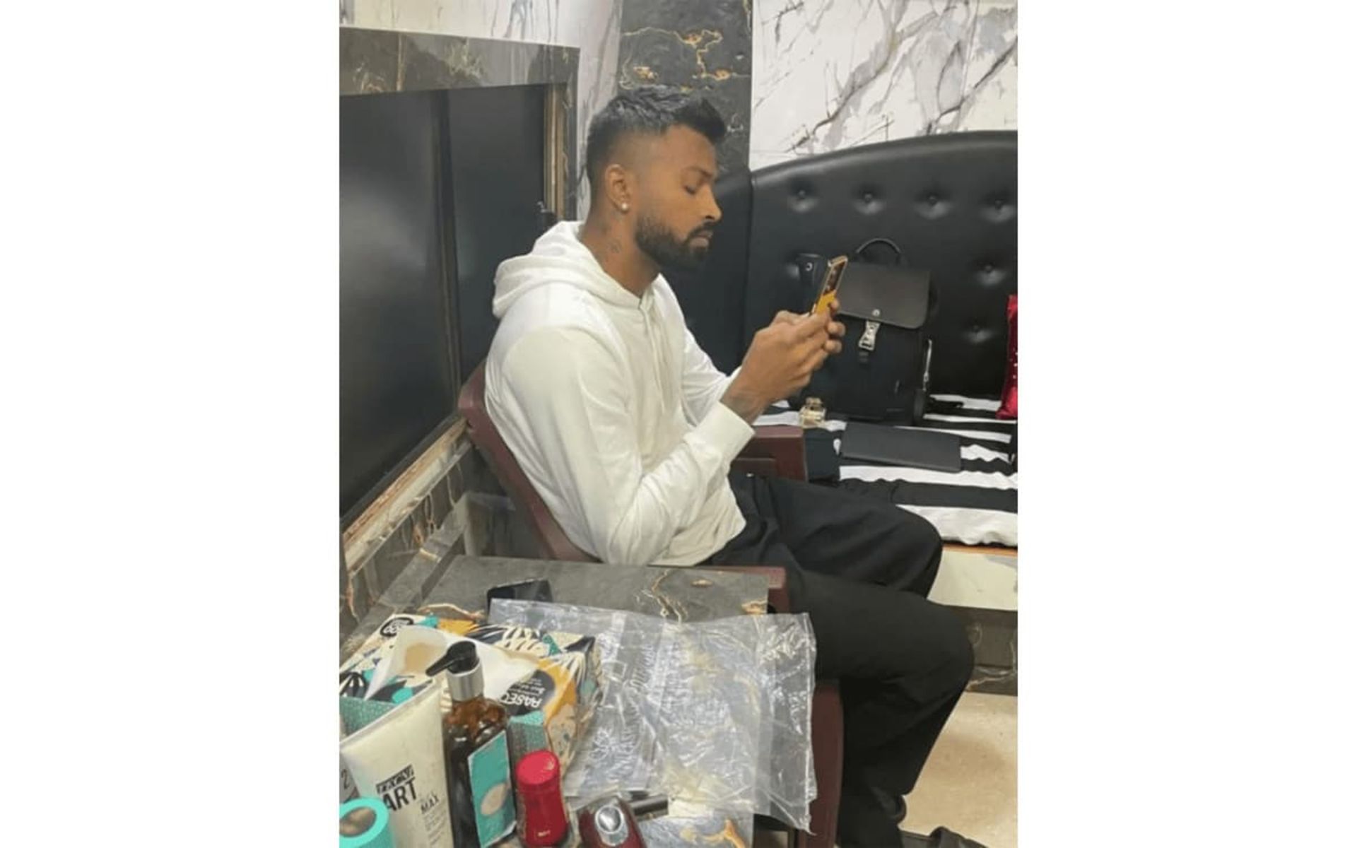 پوکو X5‌ پرو هنگام استفاده توسط بازیکن هندی کریکت