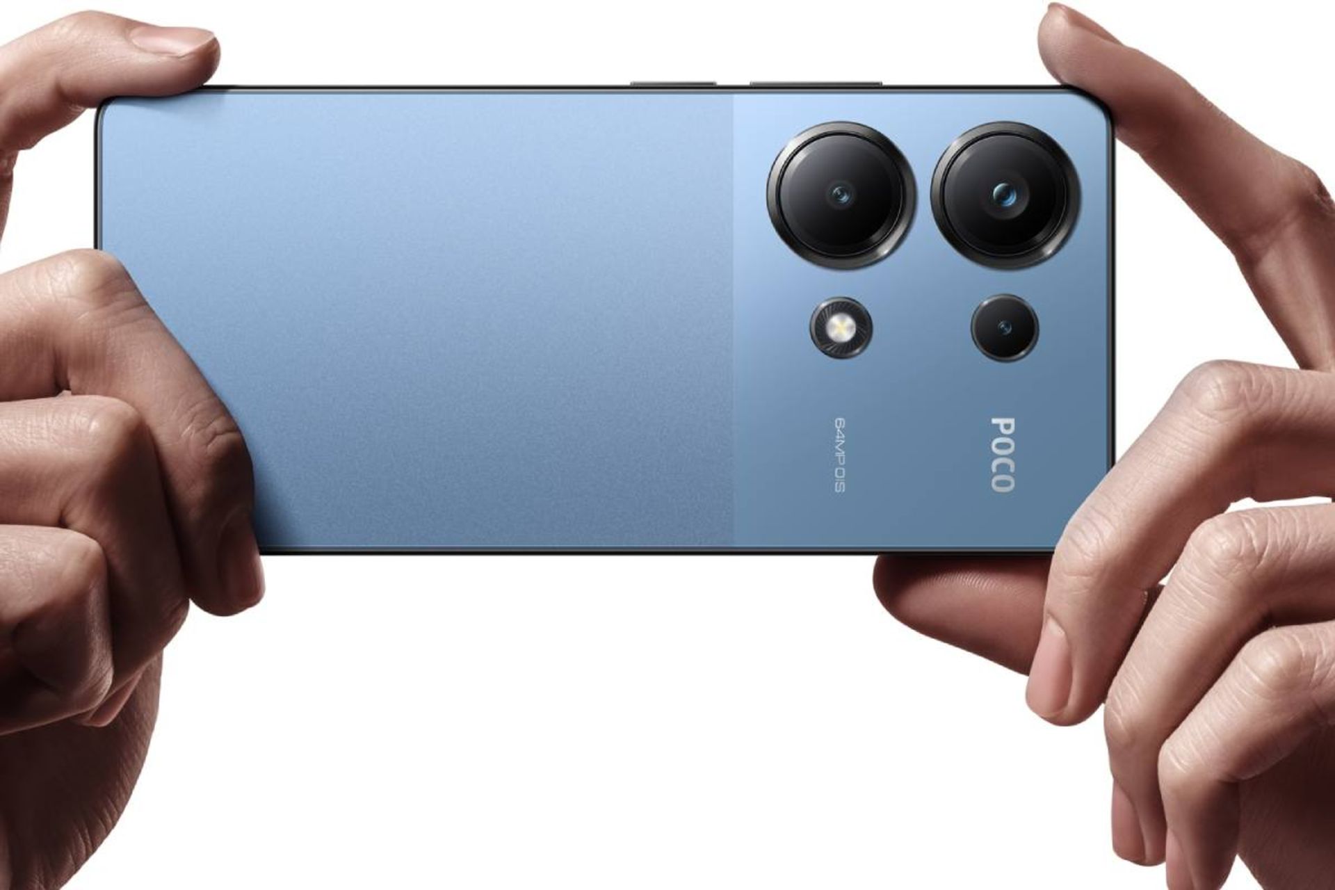 گوشی پوکو M6 پرو در دست از نمای پشت