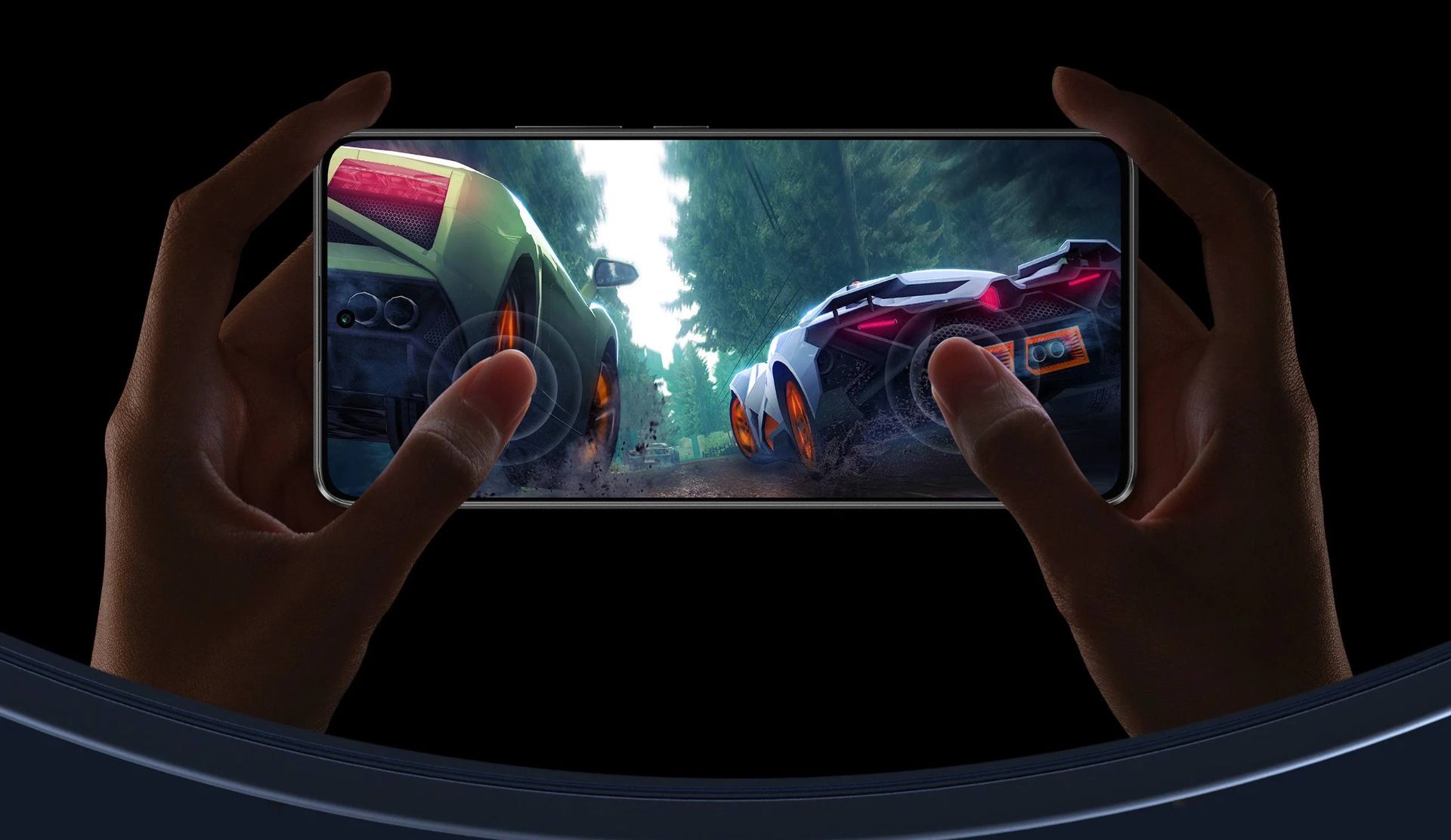 گوشی پوکو X6 در دست کاربر درحال اجرای بازی ماشین سواری