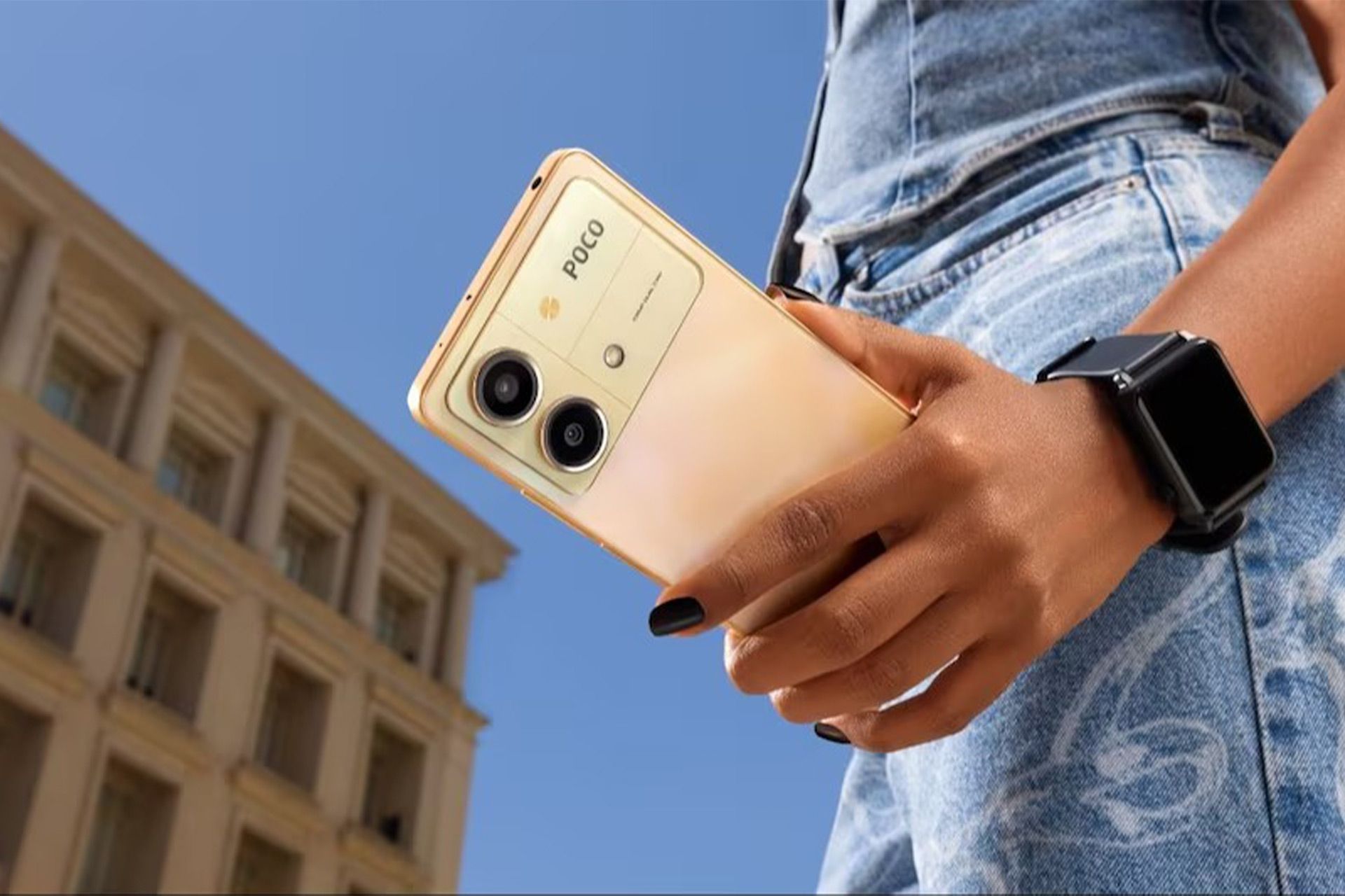 پنل پشتی پوکو X6 نئو رنگ نارنجی در دستان یک شخص