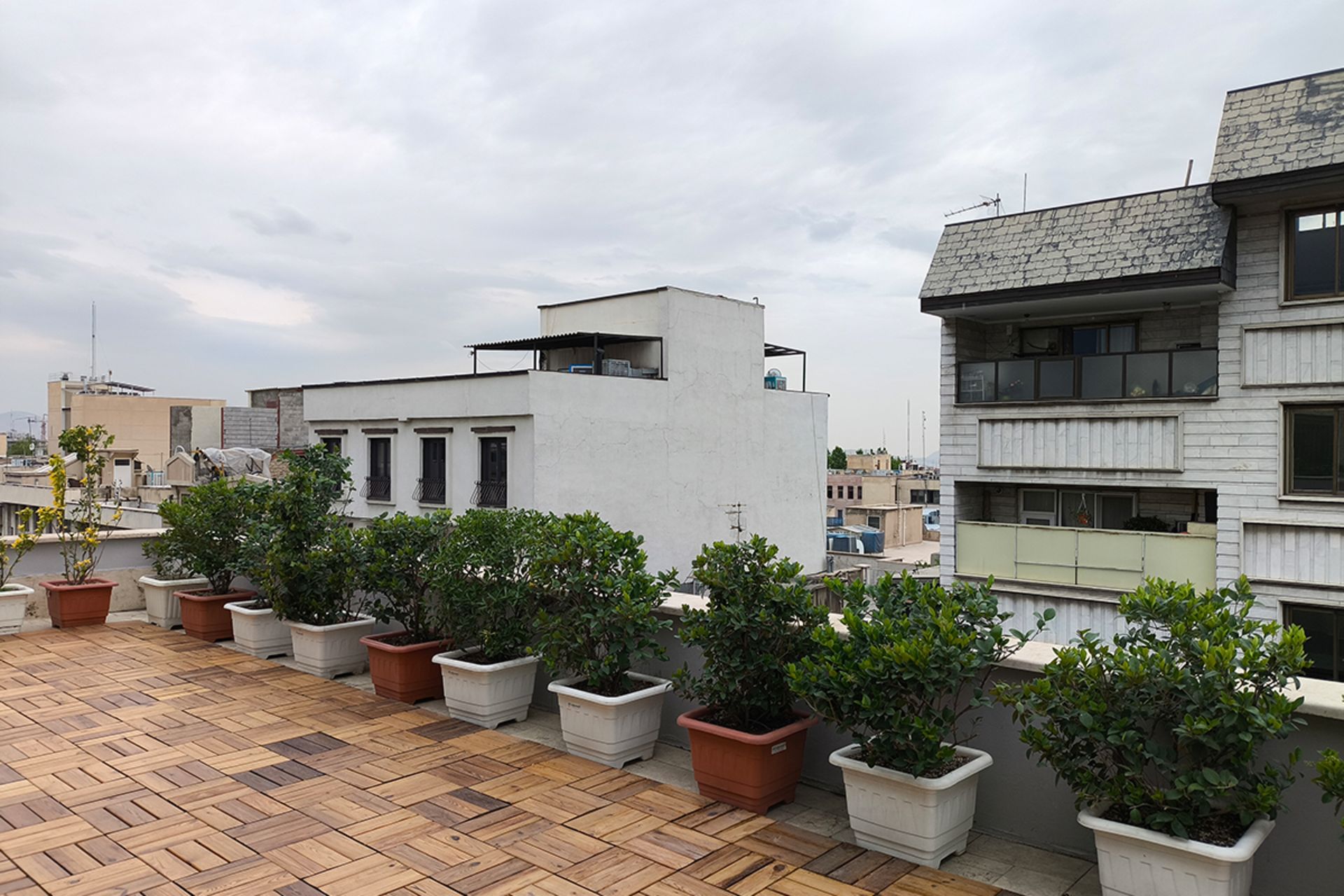 نمونه عکس دوربین اصلی پوکو X6 پرو از بام یک ساختمان با منظره آسمان