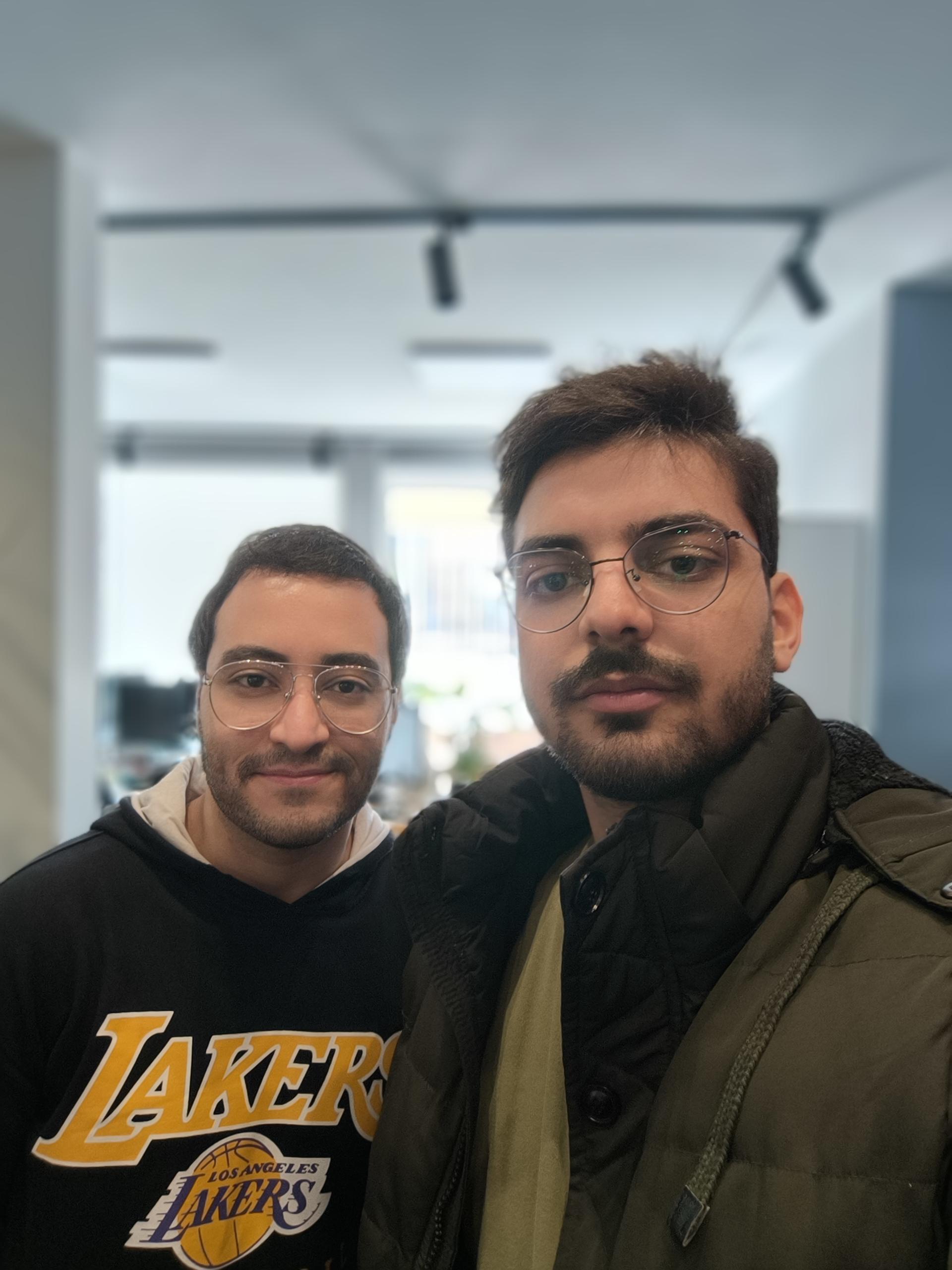 سلفی دو فرد مذکر در دفتر