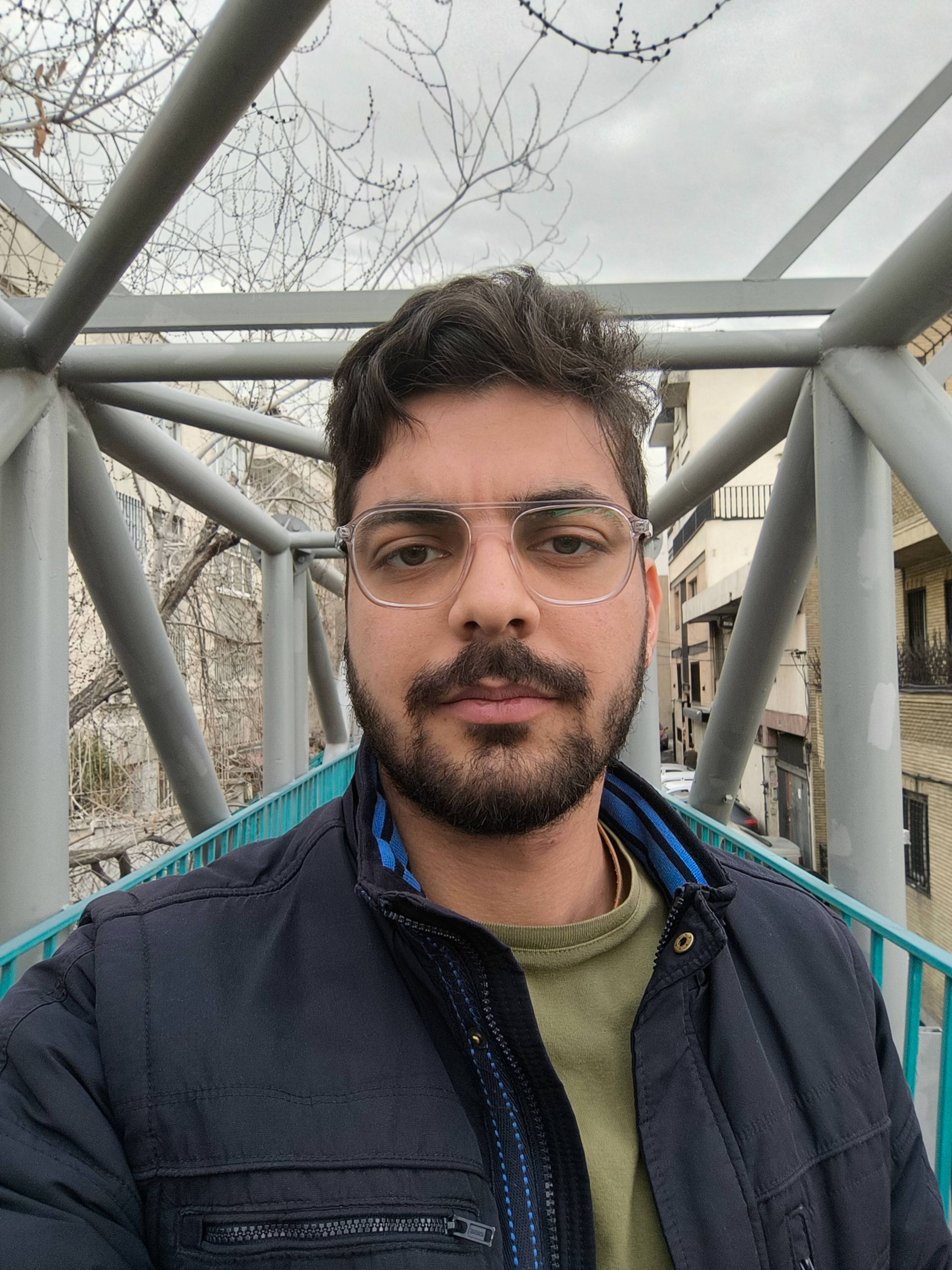 پسری عینکی با کاپشن