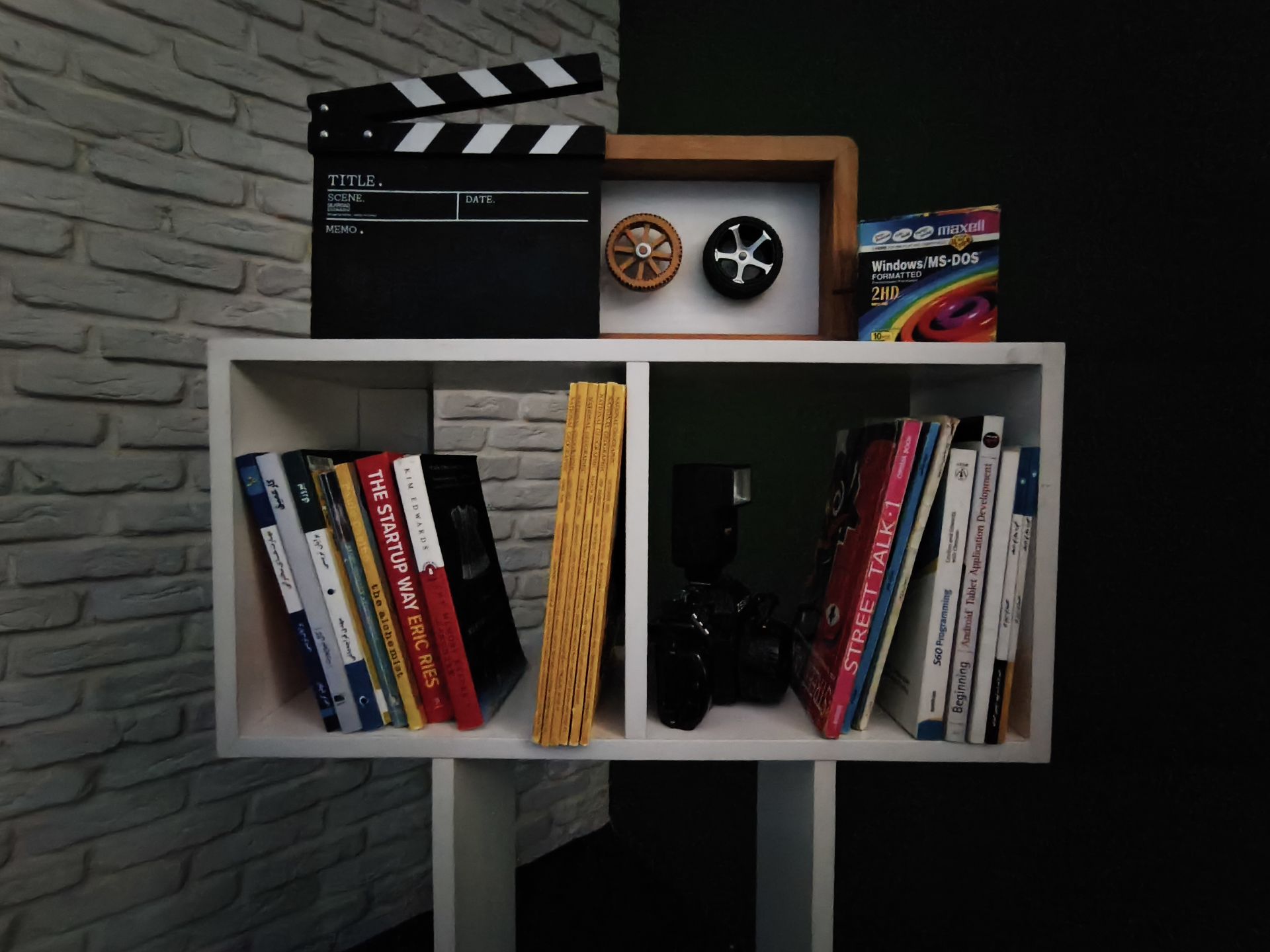 قفسه به همراه تخته کلاپر و چند عدد کتاب