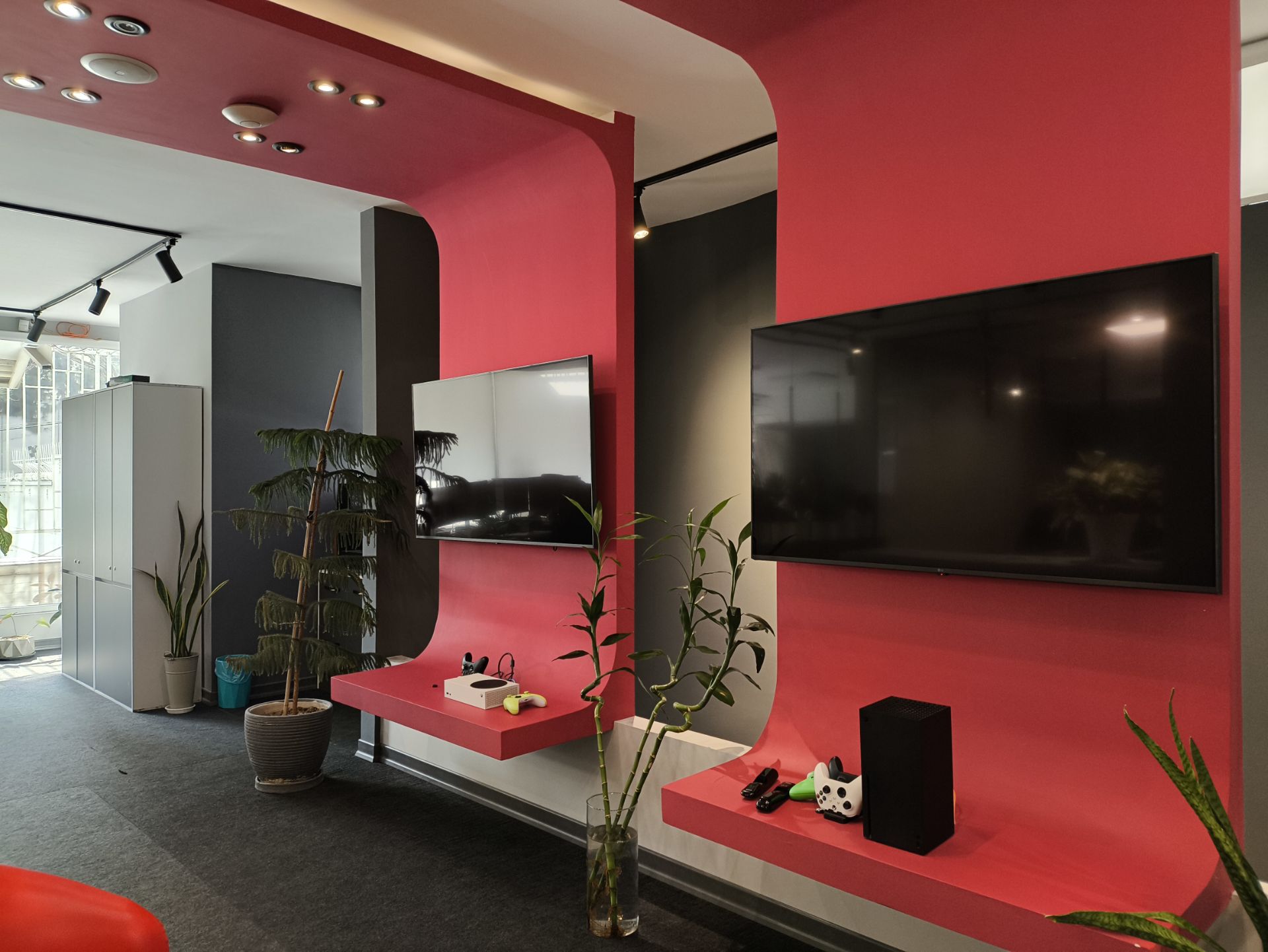 دو تلویزیون روی دیوار قرمز 