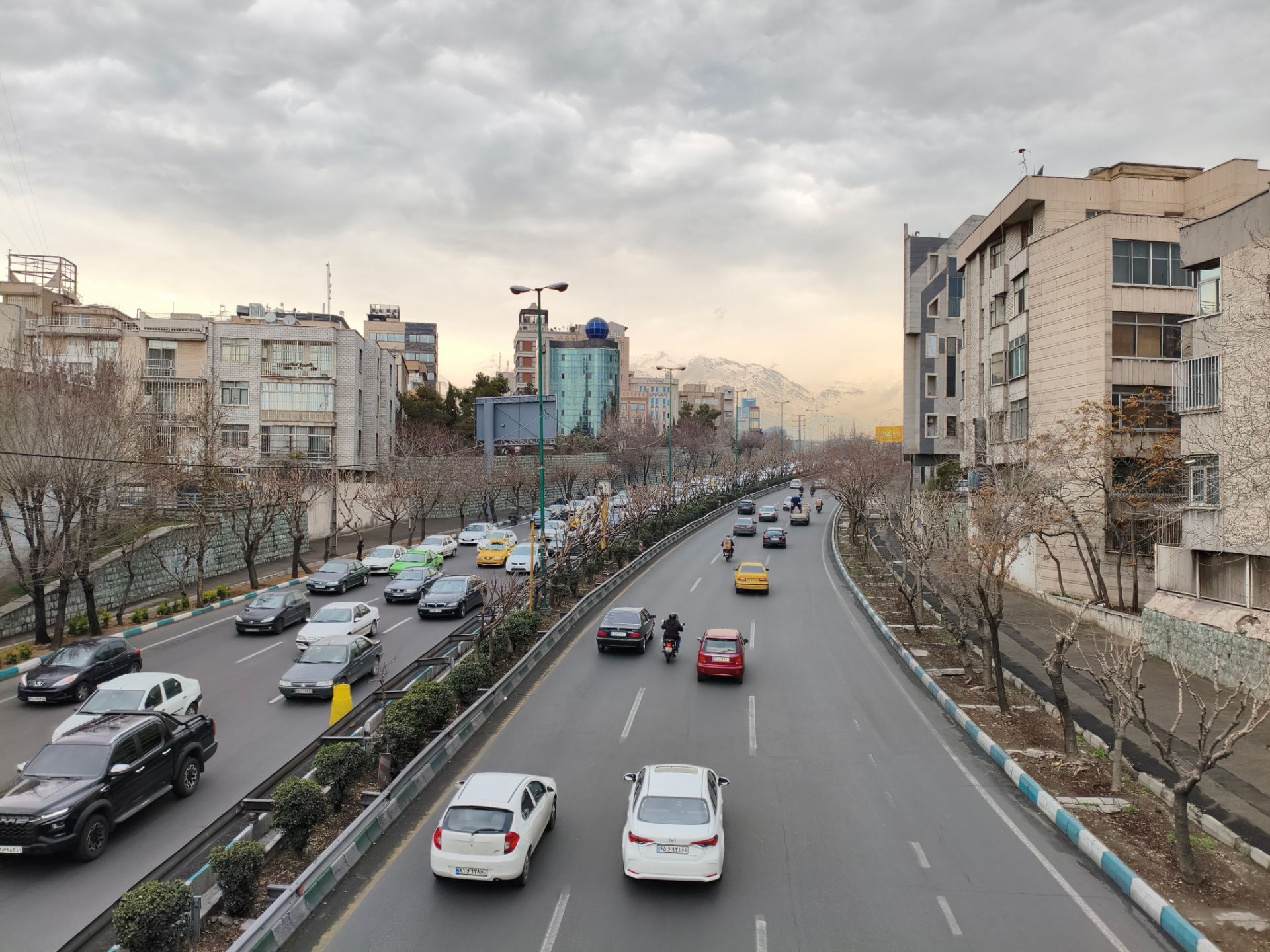 ماشین ها در اتوبان