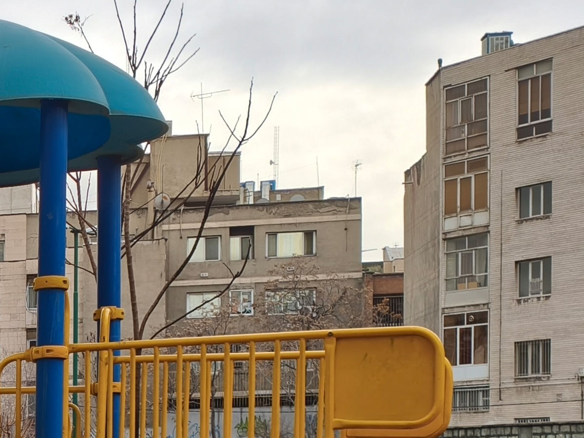 نمای ساختمان از دور