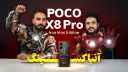 دو پسر جوان با لباس ابرقهرمانی در حال نمایش گوشی مرد آهنی