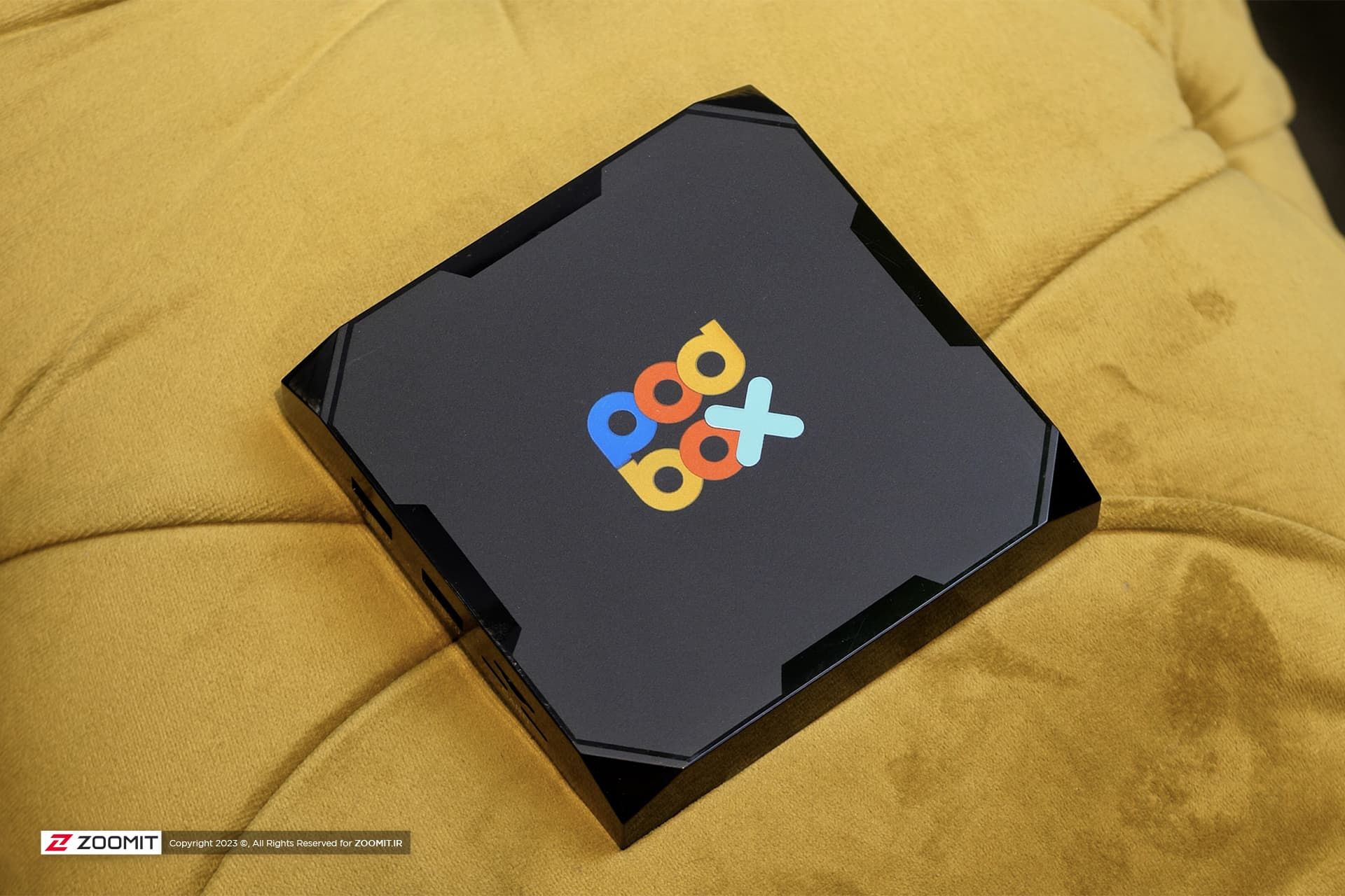 اندروید باکس پادباکس از نمای جلو روی مبل