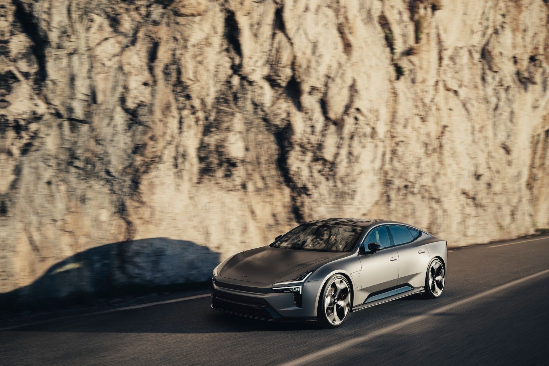 نمای سه‌چهارم جلو خودرو پولستار ۵