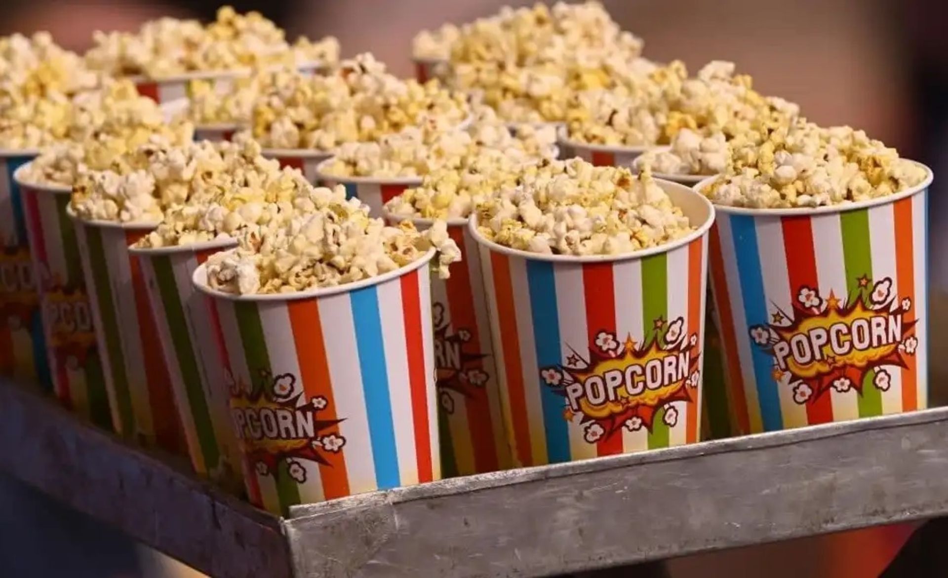 ظرف‌های پر از پاپ کورن 