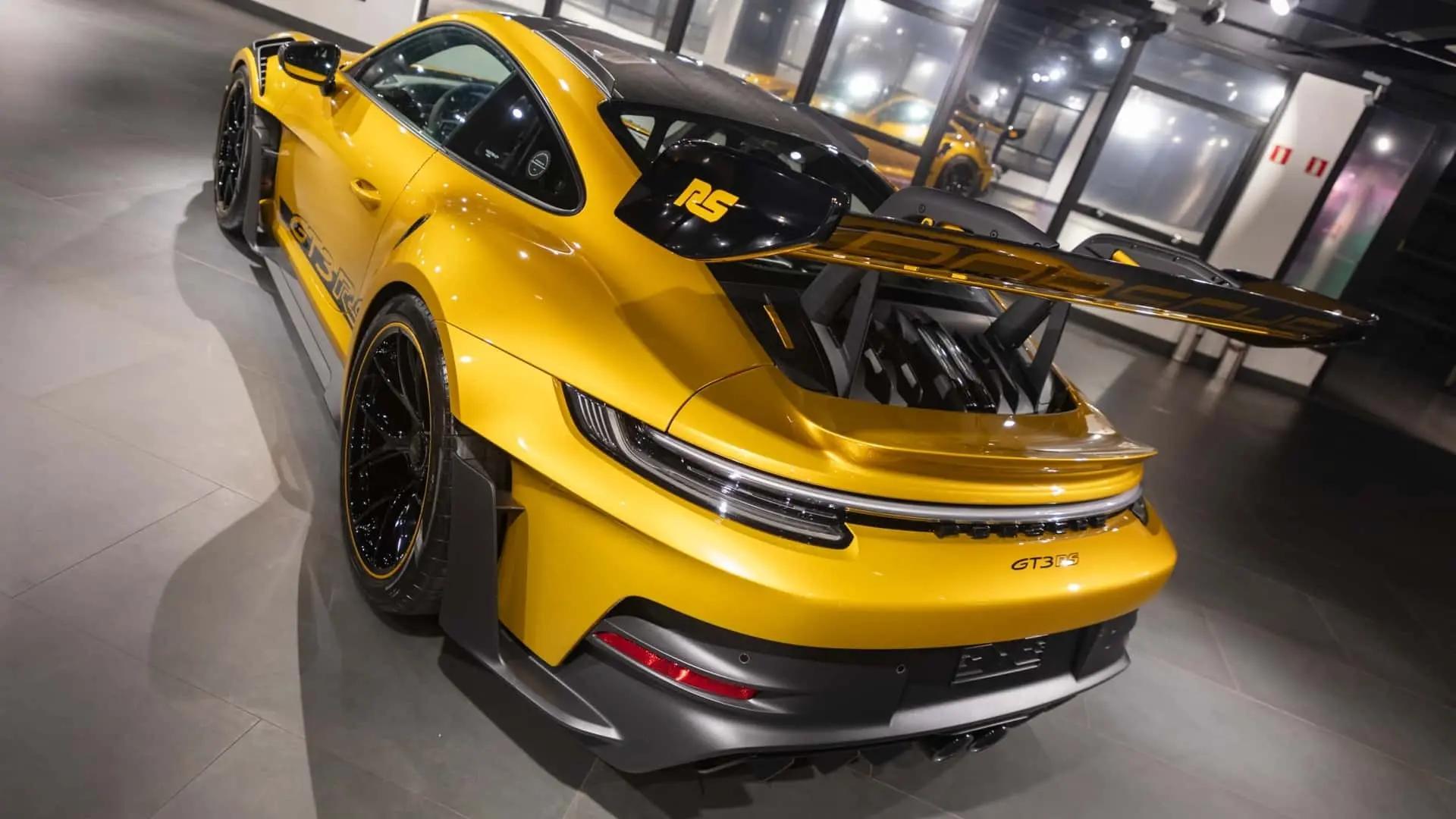 نمای سه‌چهارم عقب خودرو پورشه ۹۱۱ نسخه‌ی GT3 RS