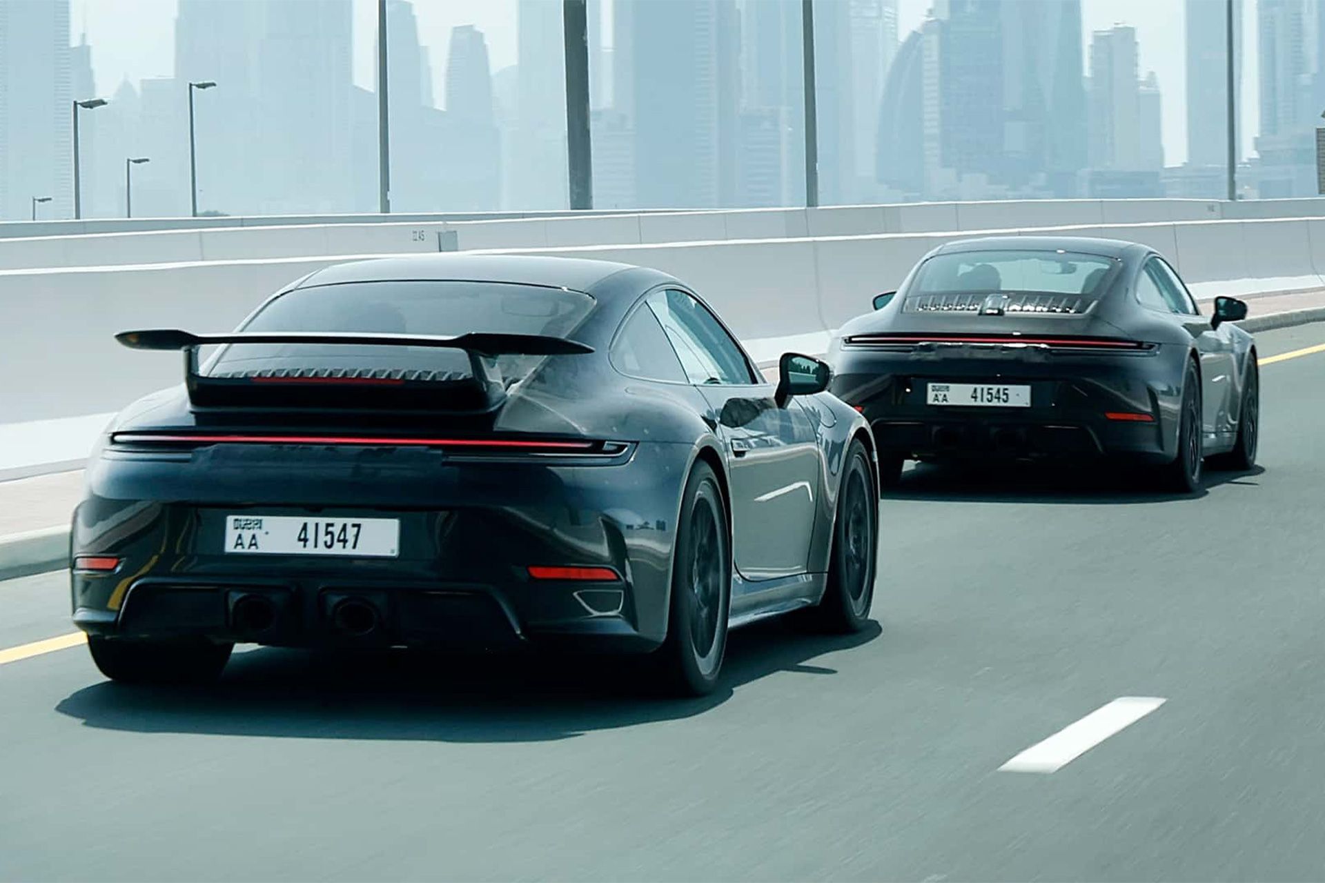 نمای عقب دو خودرو پورشه ۹۱۱ هیبریدی درحال تست