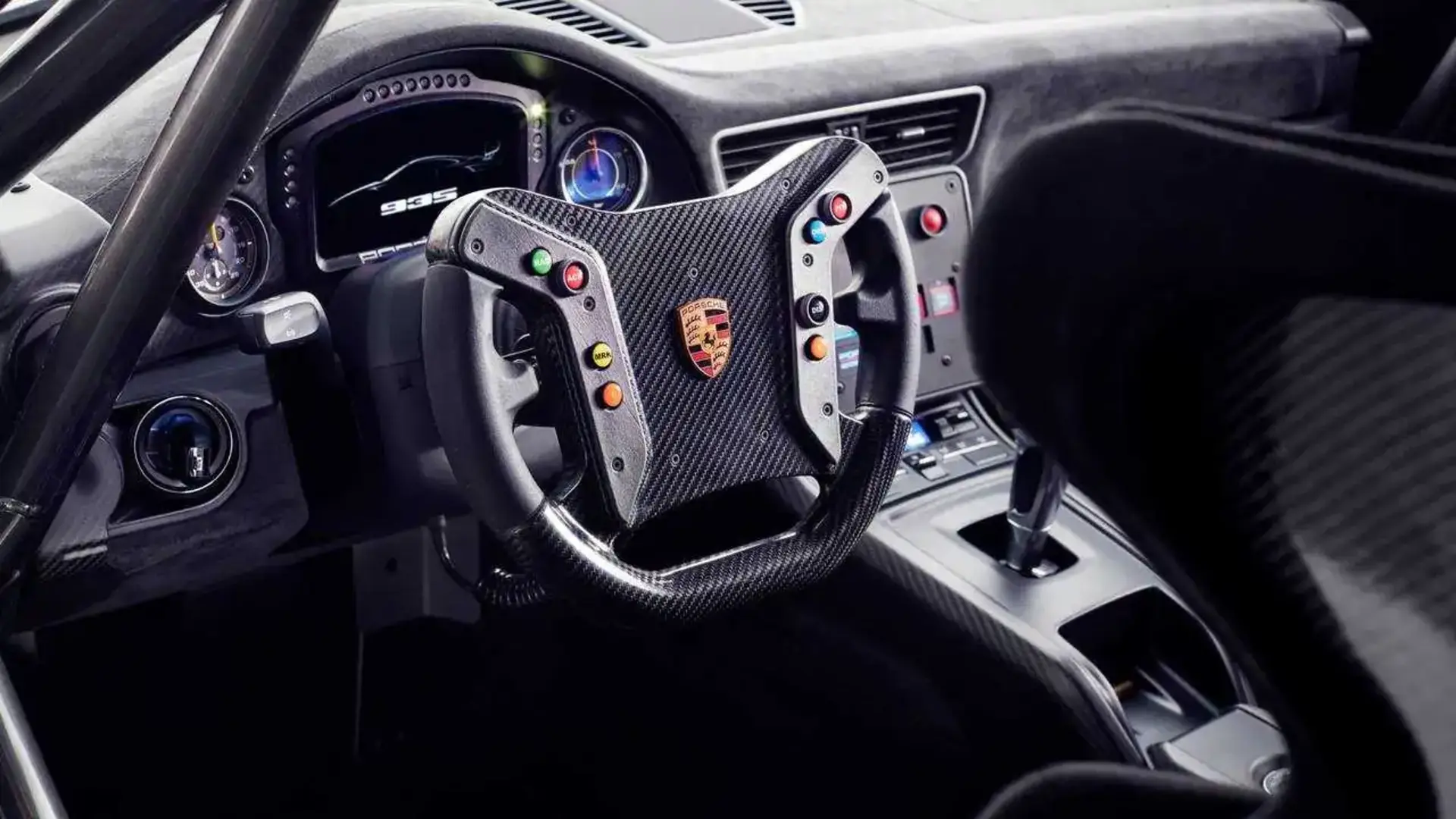نمای داخلی و فرمان فیبر کربن خودروی پورشه (Porsche) مدل 935