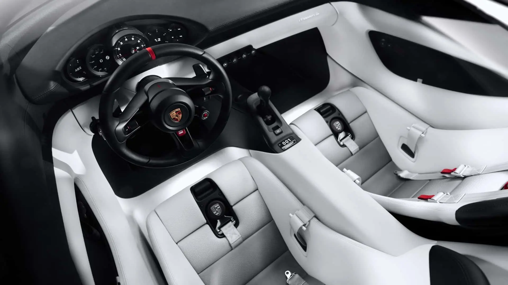 کابین داخلی خودروی پورشه (Porsche) با صندلی‌های سفید و فرمان مشکی