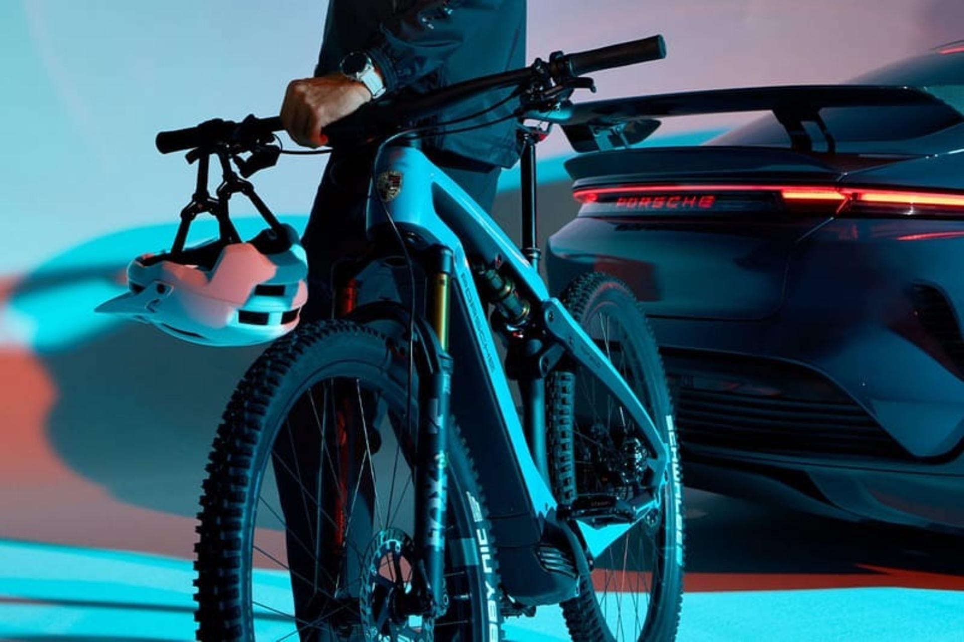 نمای جلو دوچرخه‌ی eBike 2025 پورشه کنار خودرو پورشه