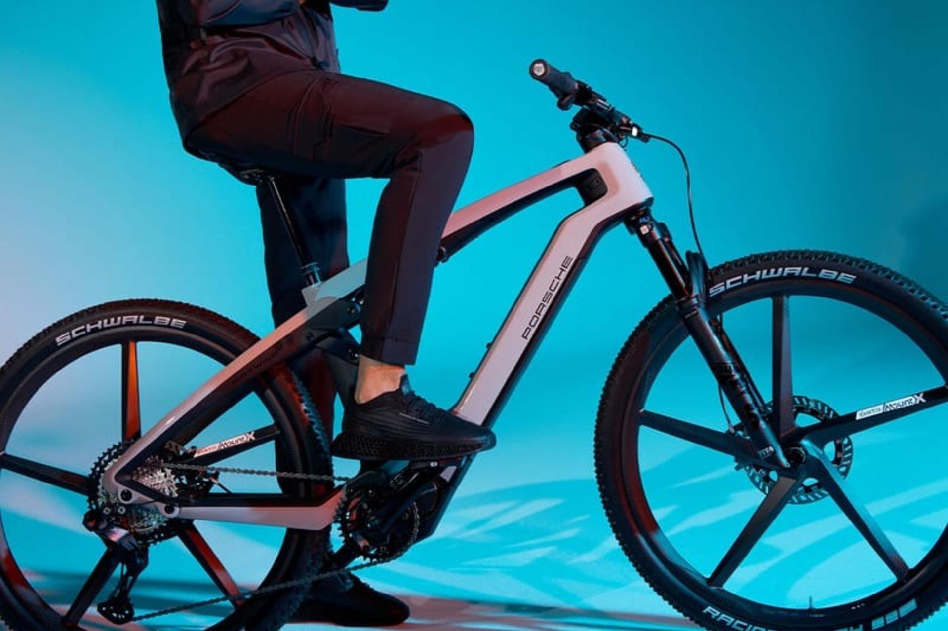 نمای جانبی دوچرخه‌ی eBike 2025 پورشه