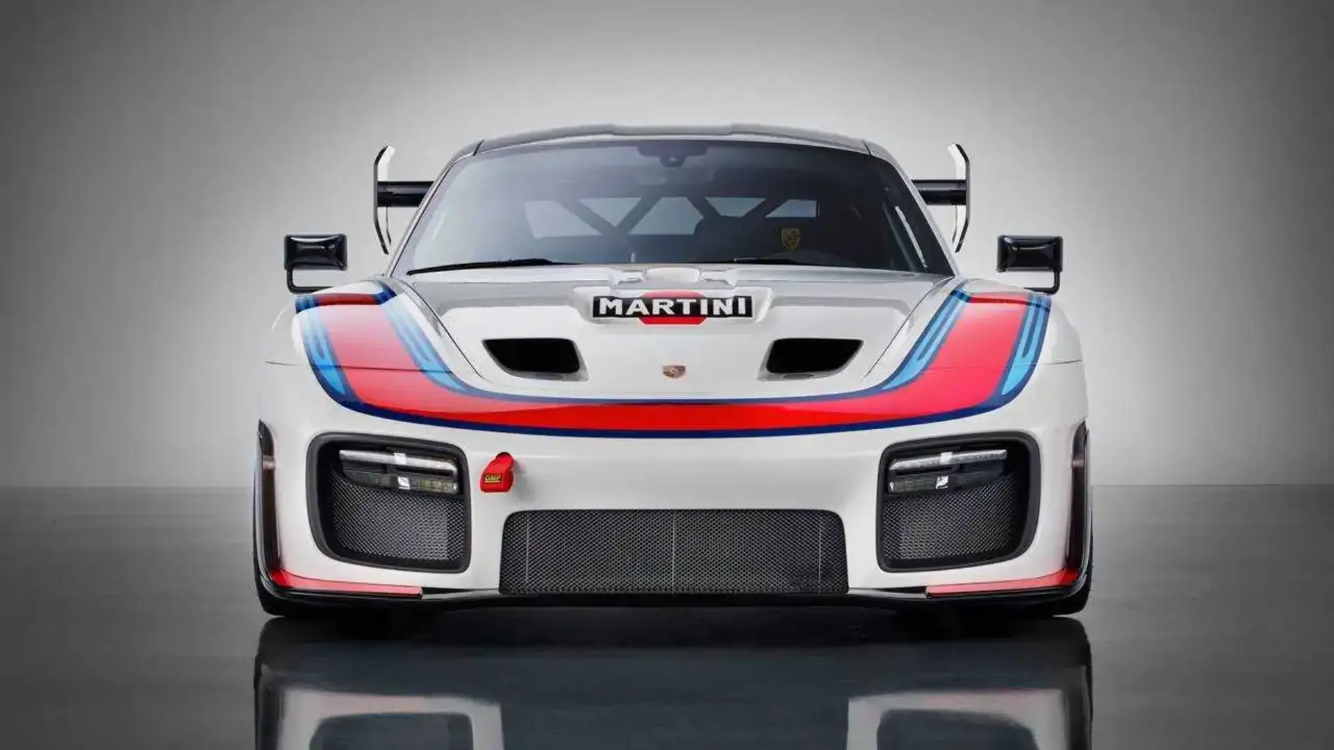 خودرو مسابقهای پورشه (Porsche) با رنگبندی کلاسیک مارتینی (Martini)