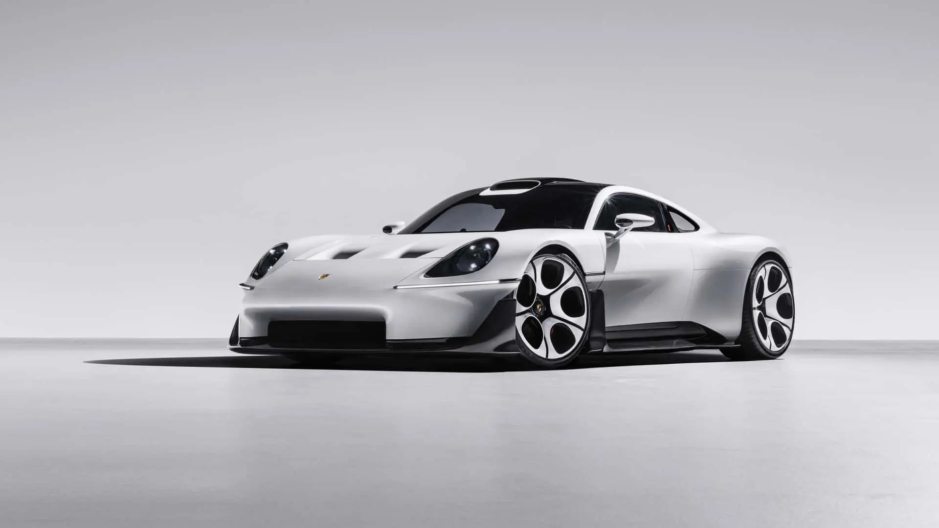 ابرخودرو سفید رنگ پورشه (Porsche) با طراحی مدرن و بدنه اسپرت
