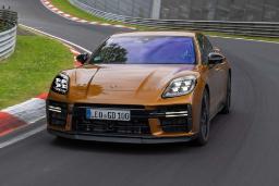 پورشه پانامرا Turbo S E-Hybrid از نمای سه رخ در پیست نوربرگرینگ
