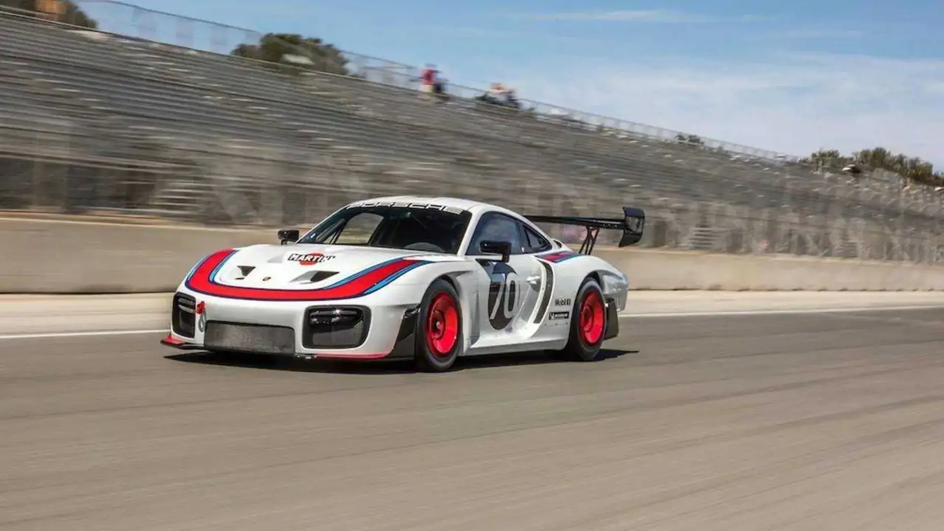 خودروی مسابقهای پورشه (Porsche) با طرح مارتین در حال حرکت در پیست