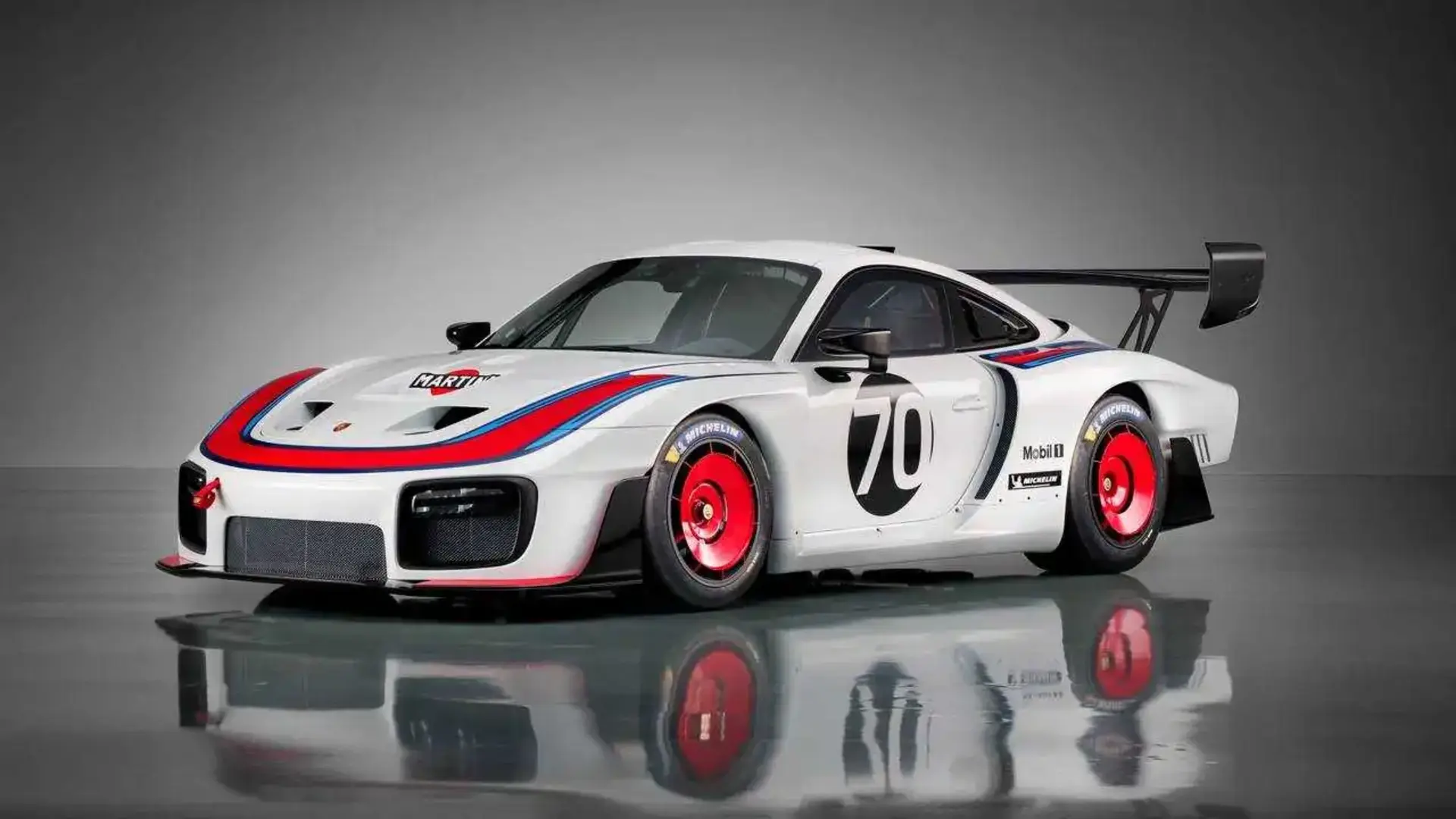 خودرو مسابقهای پورشه (Porsche) با رنگآمیزی کلاسیک مارتینی و شماره ۷۰