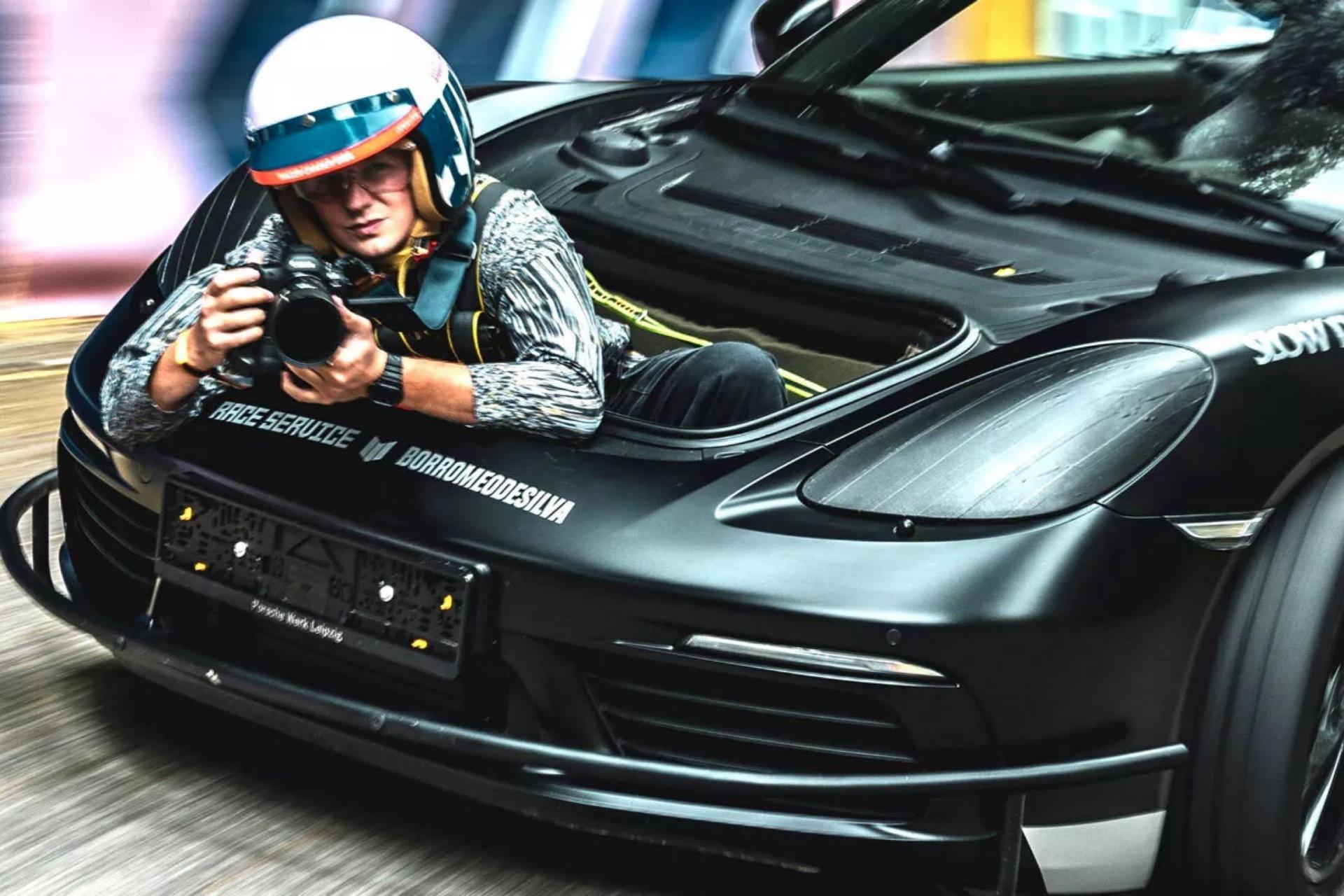 یک عکاس در مدل ویژه‌ی عکاسی و فیلم‌برداری پورشه 718 باکستر S