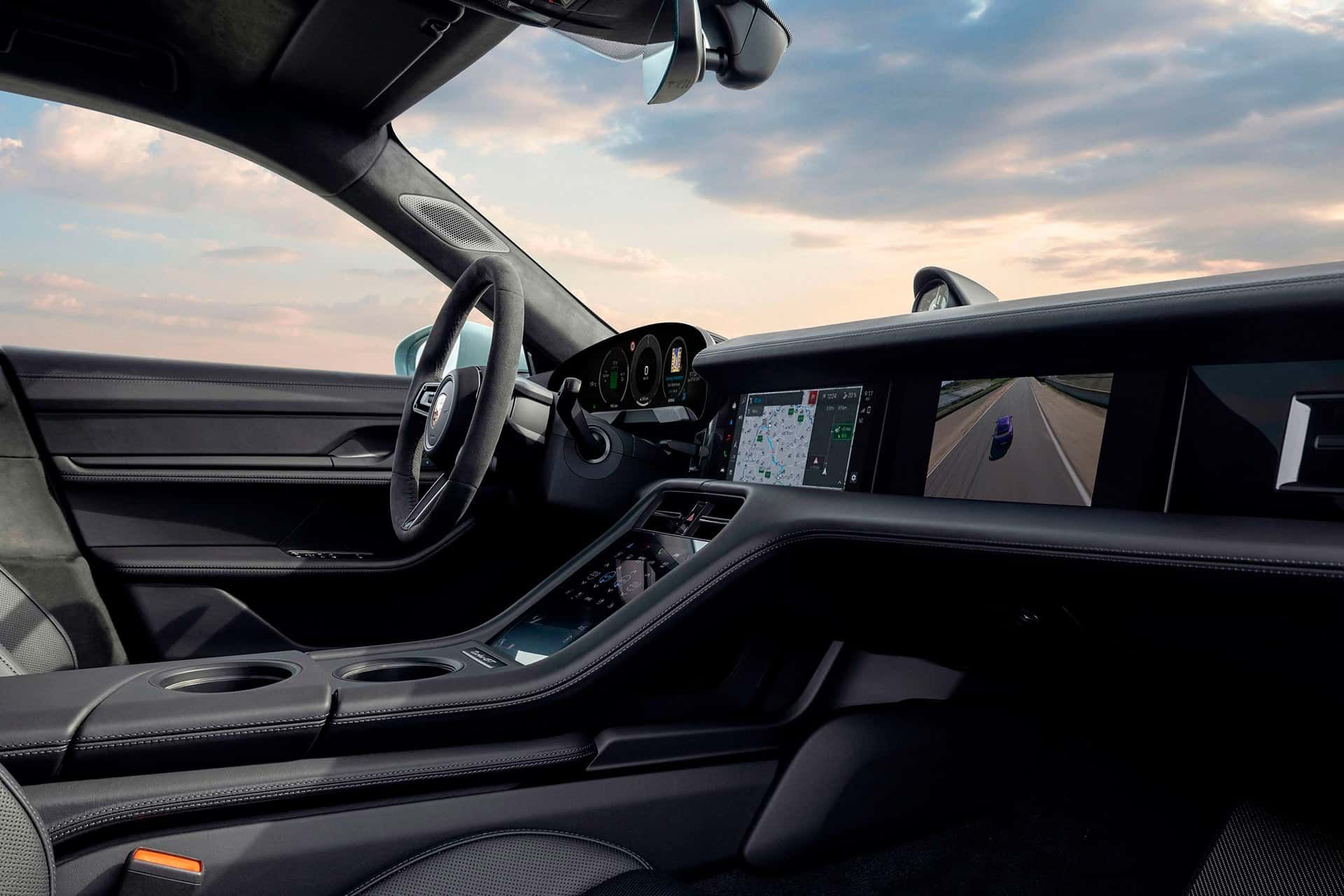 نمای داخلی از داشبورد و فرمان پورشه تایکان توربو GT