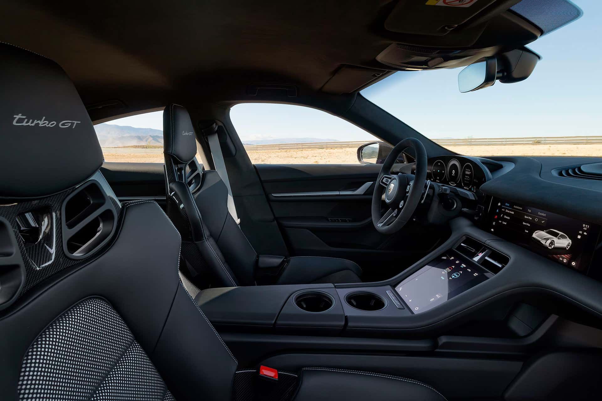 نمای داخلی از داشبورد و فرمان و صندلی‌های پورشه تایکان توربو GT