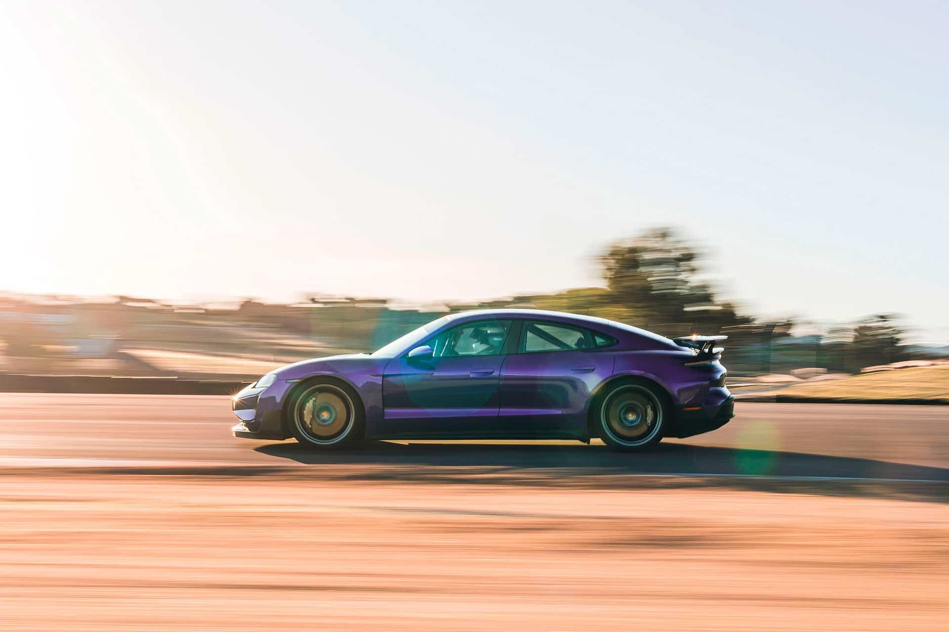 پورشه تایکان توربو GT پکیج ویساخ رنگ بنفش درحال حرکت نمای کناری