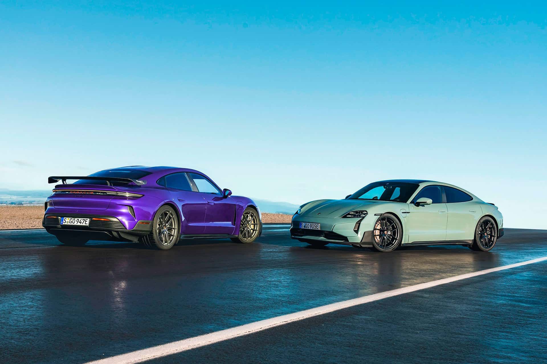 پورشه تایکان توربو GT پکیج ویساخ رنگ بنفش در کنار توربو تایکان GT معمولی