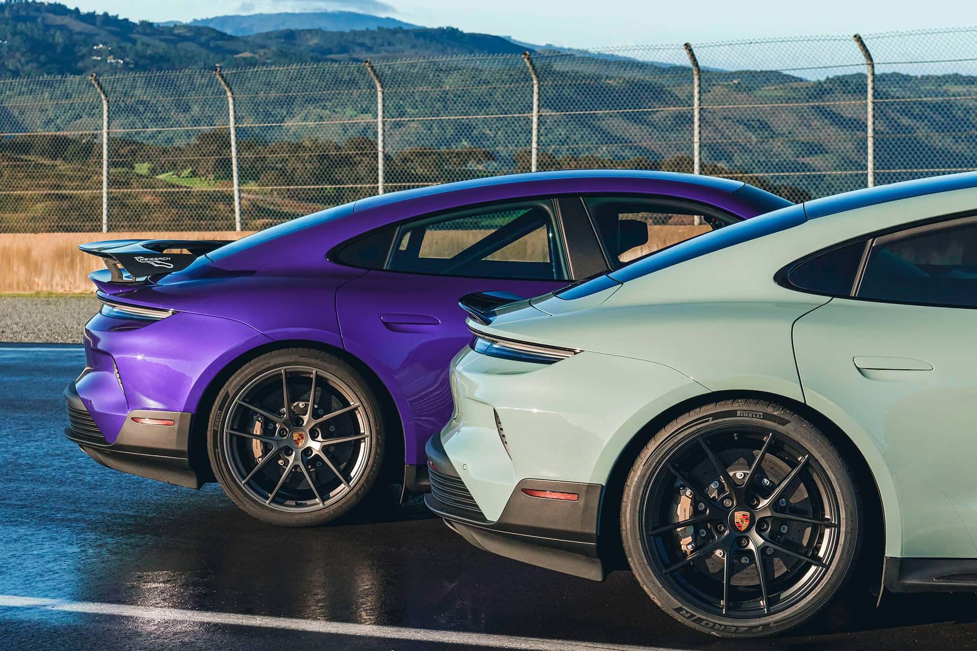 پورشه تایکان توربو GT پکیج ویساخ رنگ بنفش در کنار توربو تایکان GT معمولی - خط شروع مسابقه