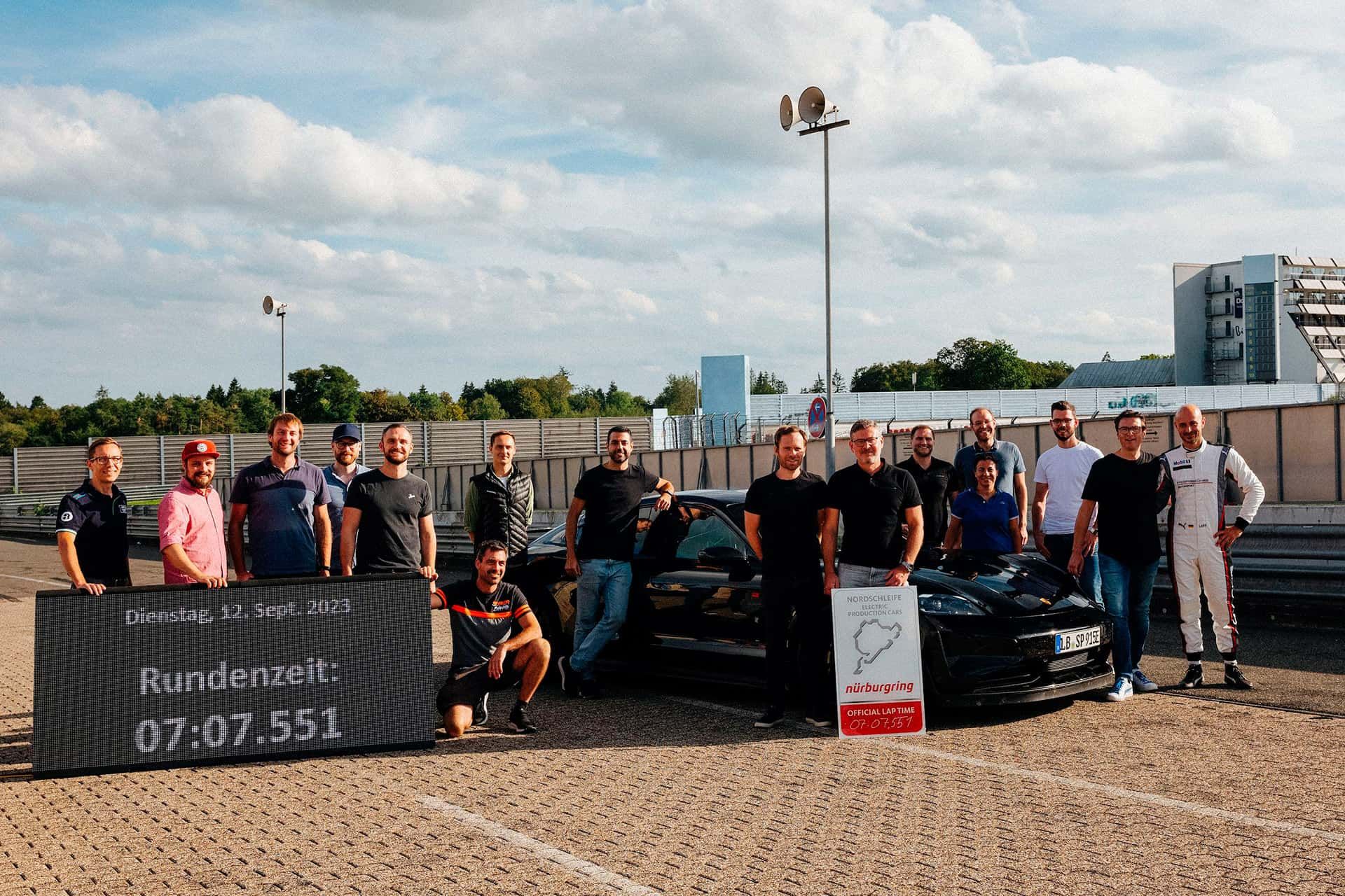 عوامل پورشه پس از ثبت رکورد در نوربورگ رینگ