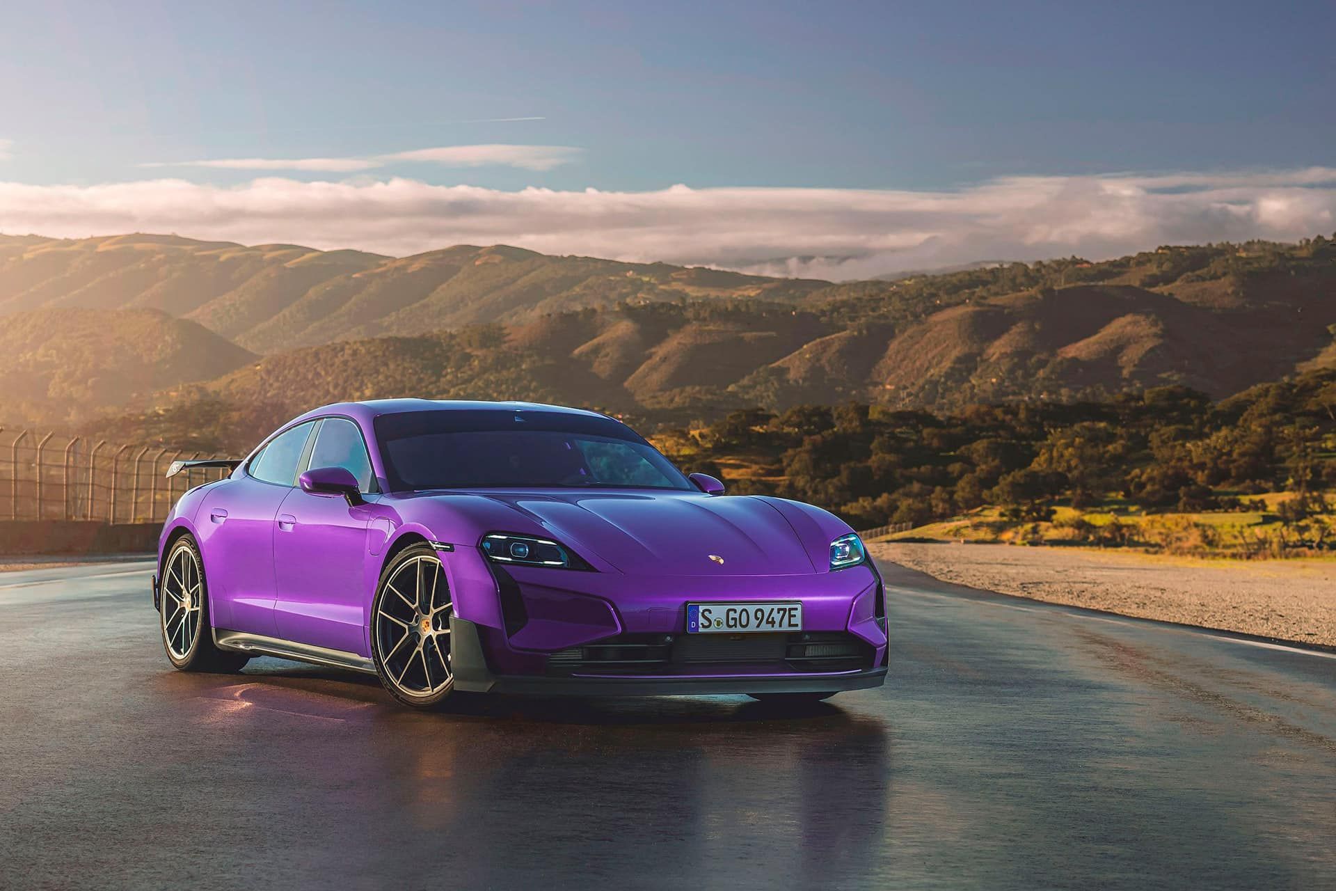 پورشه تایکان توربو GT پکیج ویساخ رنگ بنفش ایستاده نمای جلو