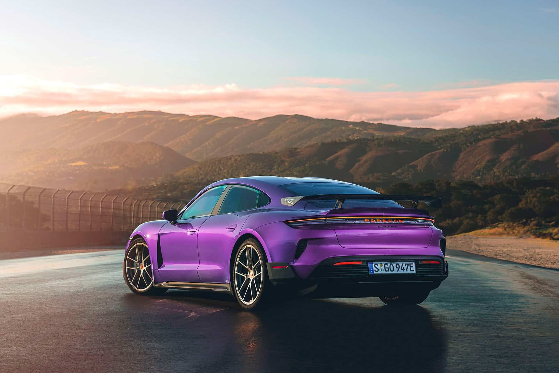 پورشه تایکان توربو GT پکیج ویساخ رنگ بنفش نمای سه چهارم عقب ایستاده