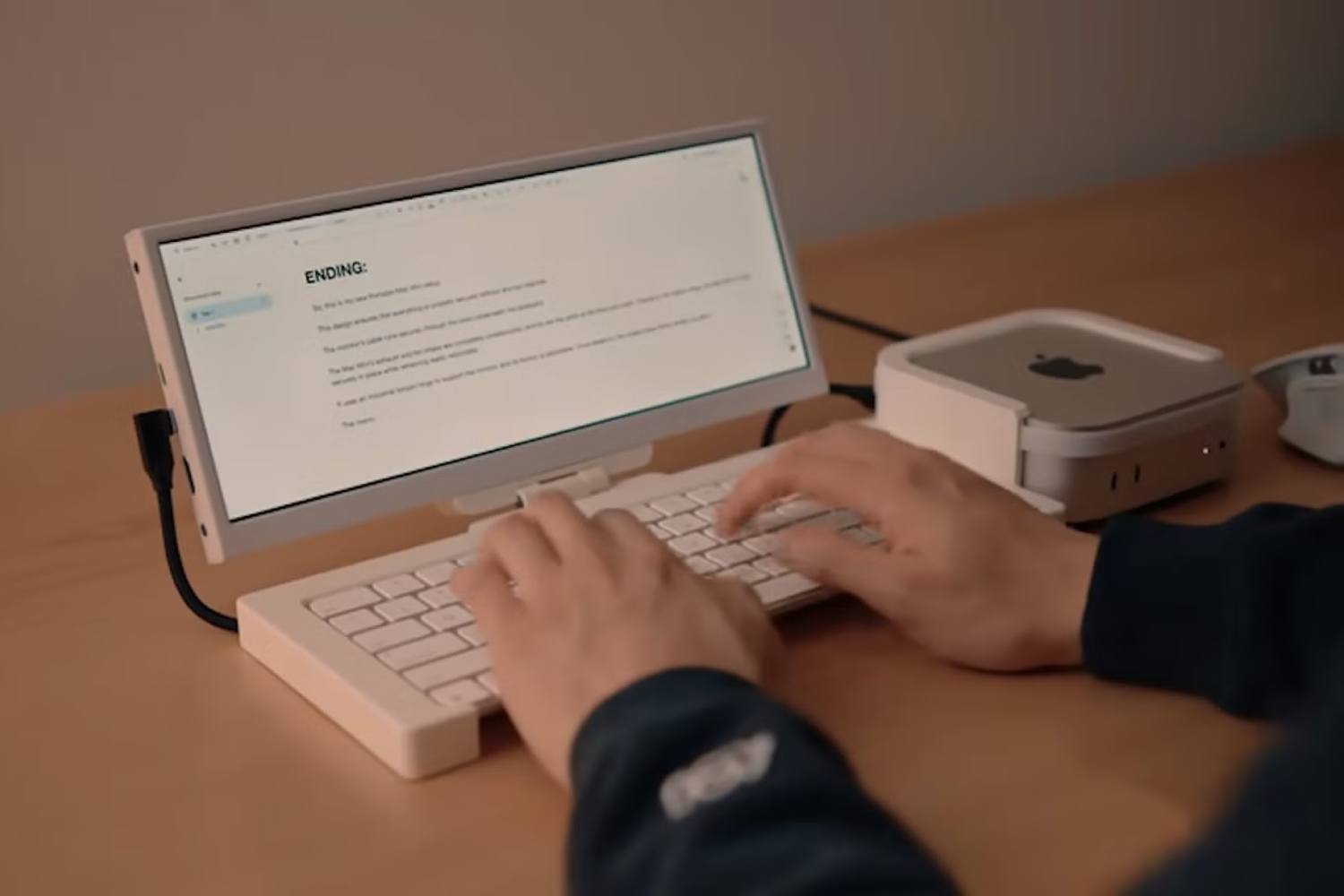 کاربر خلاق، مینی کامپیوتر اپل را به سیستمی قابل‌حمل تبدیل کرد
