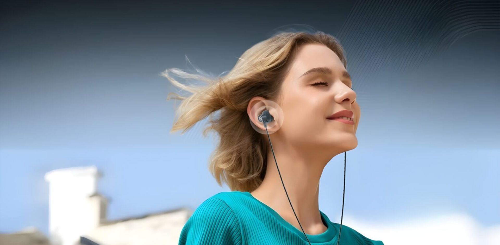 هدفون سیمی Conch One در گوش زن جوان
