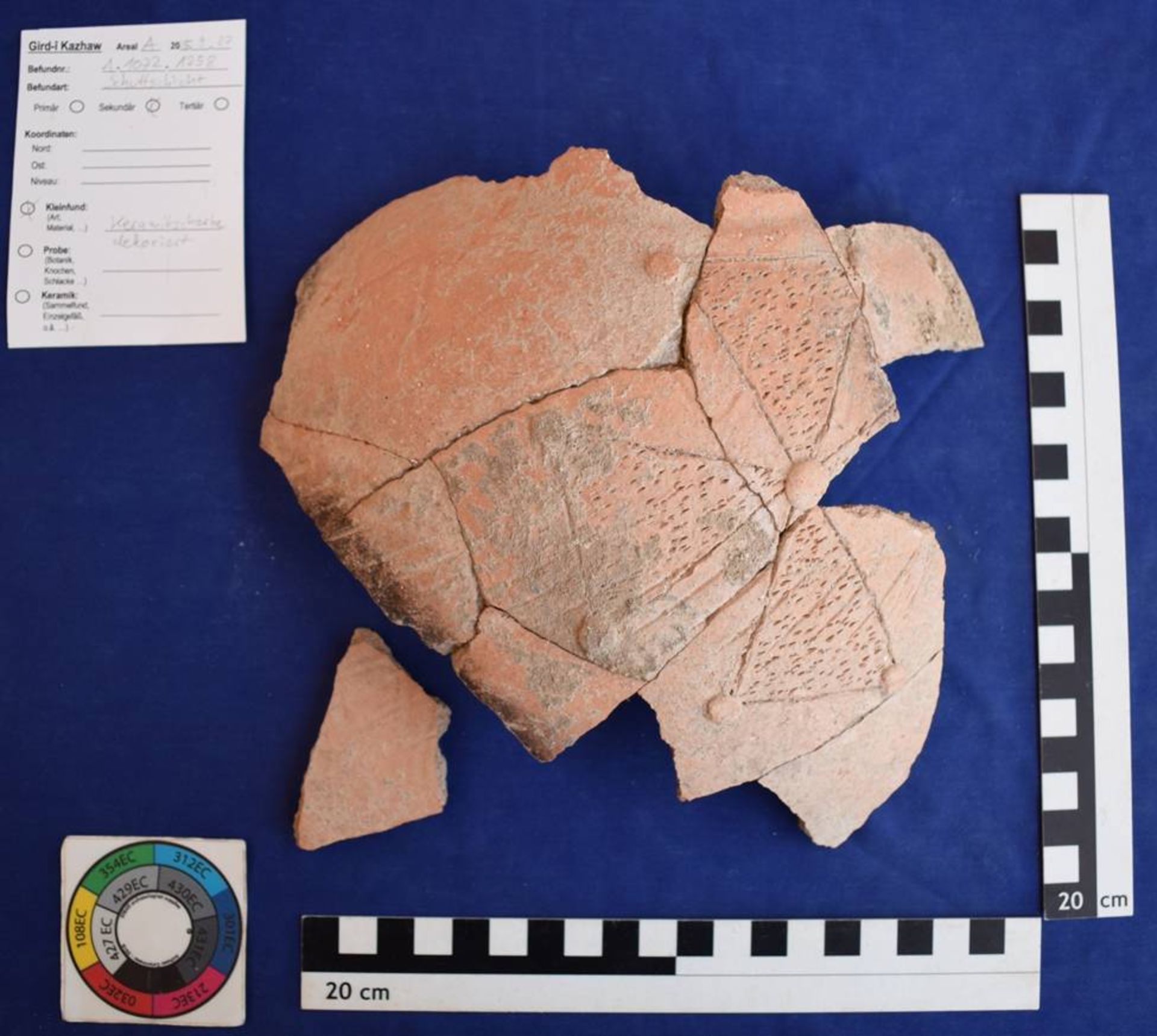 ظرف سفالی منقش به صلیب مسیحی