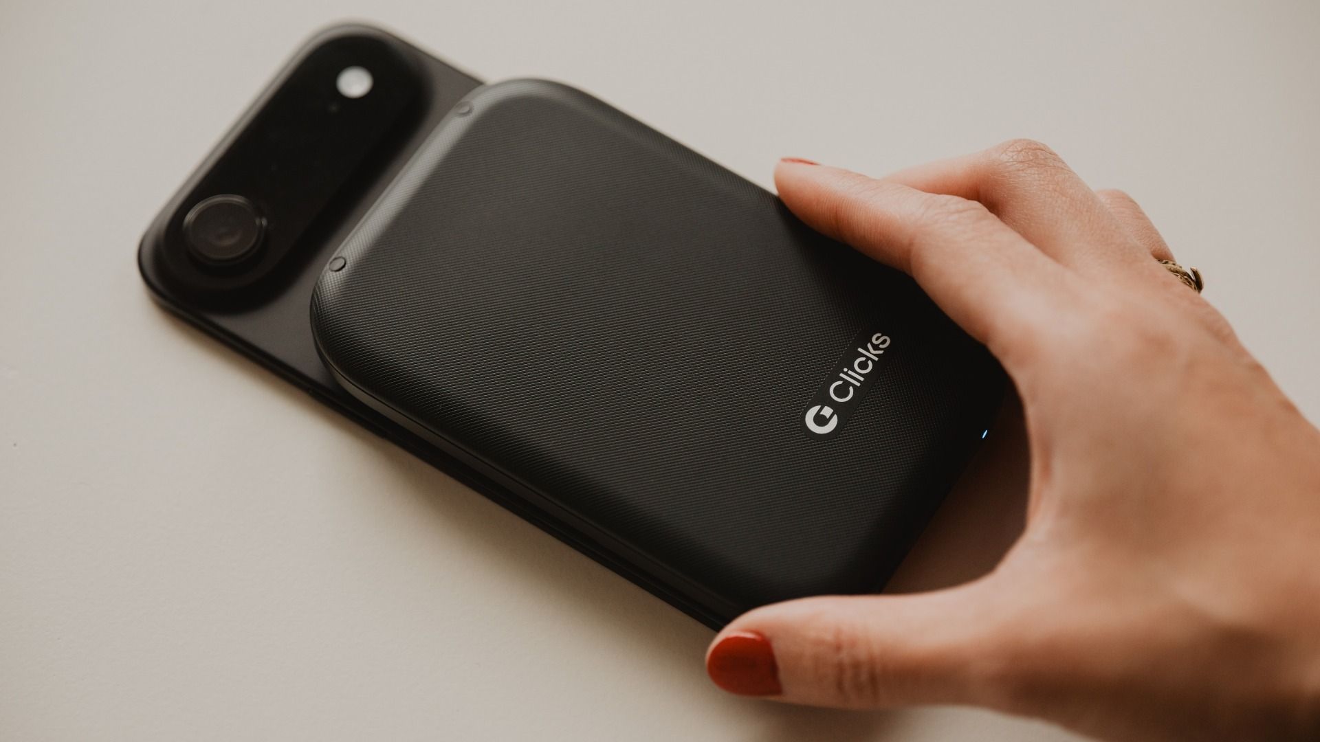 یک پاوربانک مغناطیسی روی قاب پشتی آیفون ایر