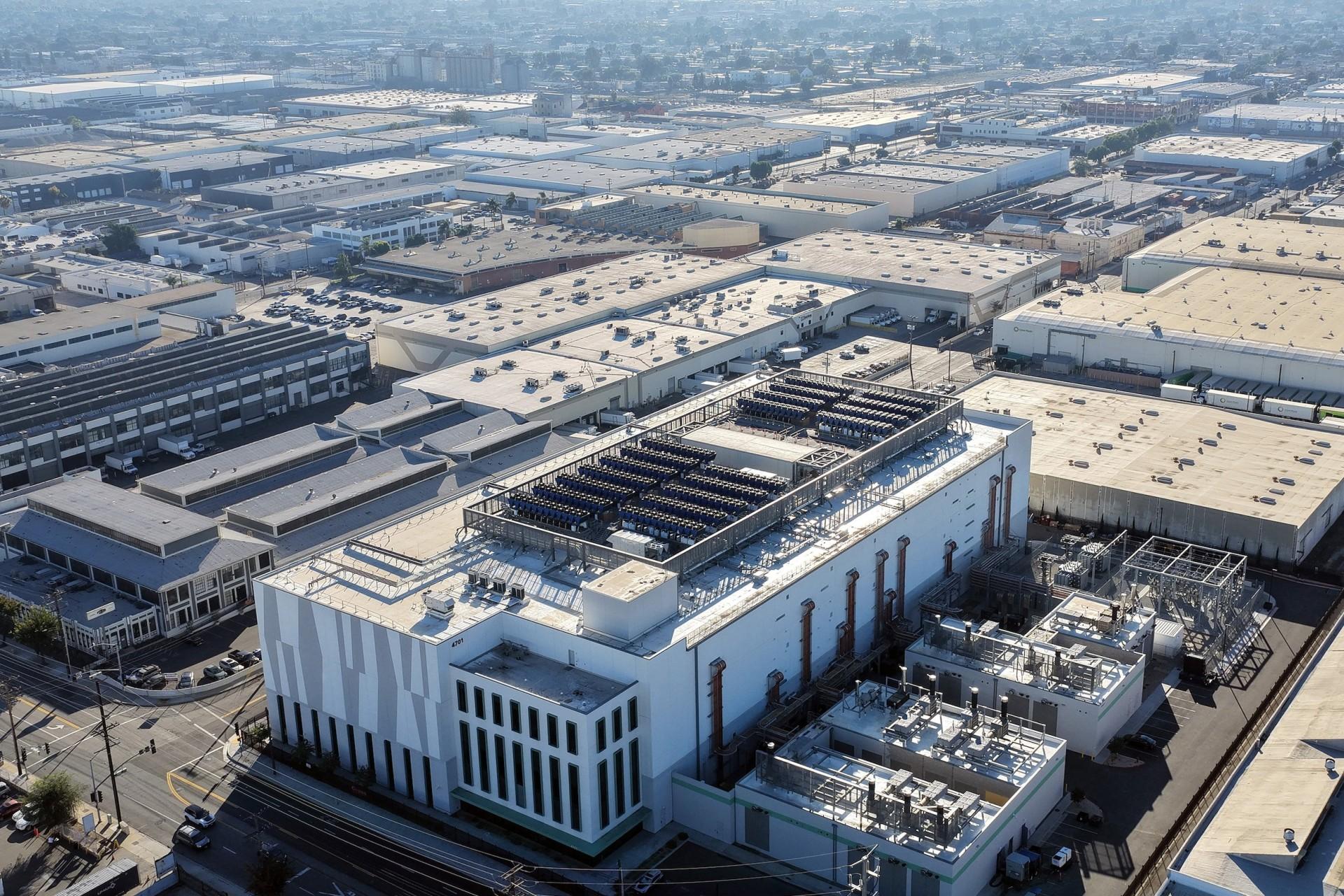 نمای هوایی از یک نیروگاه برق