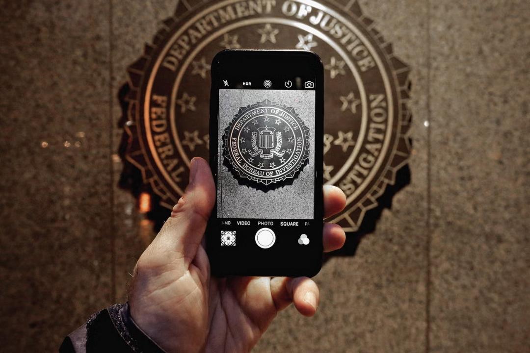 گوشی آیفون و لوگو FBI