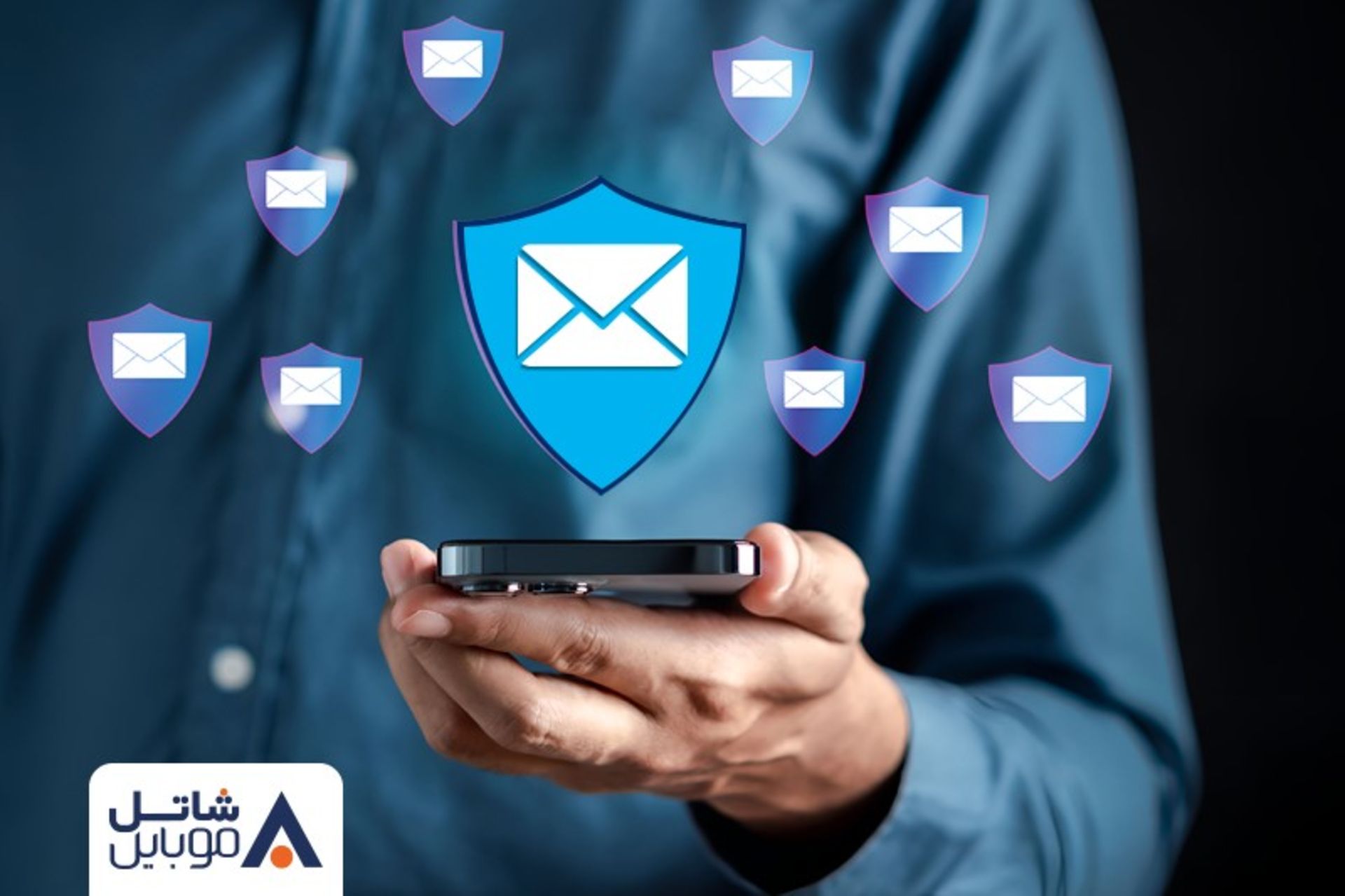 گوشی موبایل در دست یک مرد