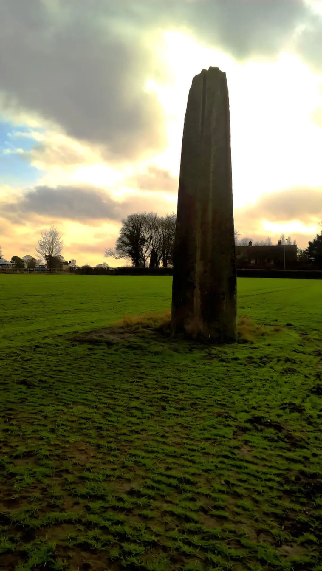 سنگ بزرگ ماقبل تاریخ (Megalith) در میان یک چمنزار وسیع