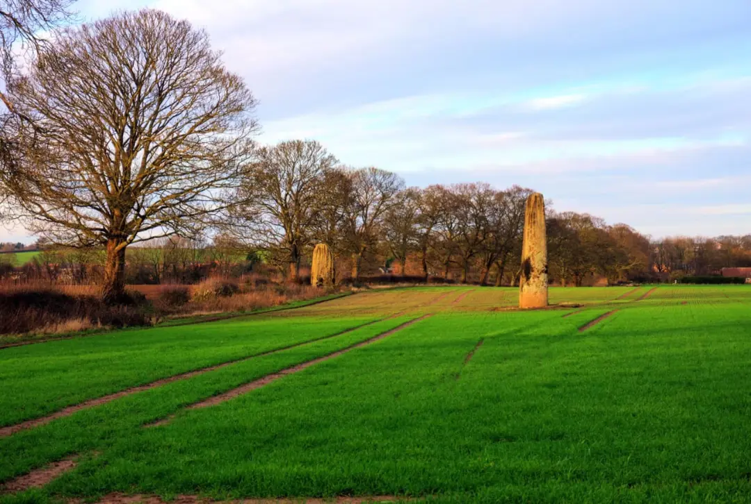 تیرهای سنگی ماقبل تاریخ (Standing Stones) در میان یک دشت سبز و پهناور