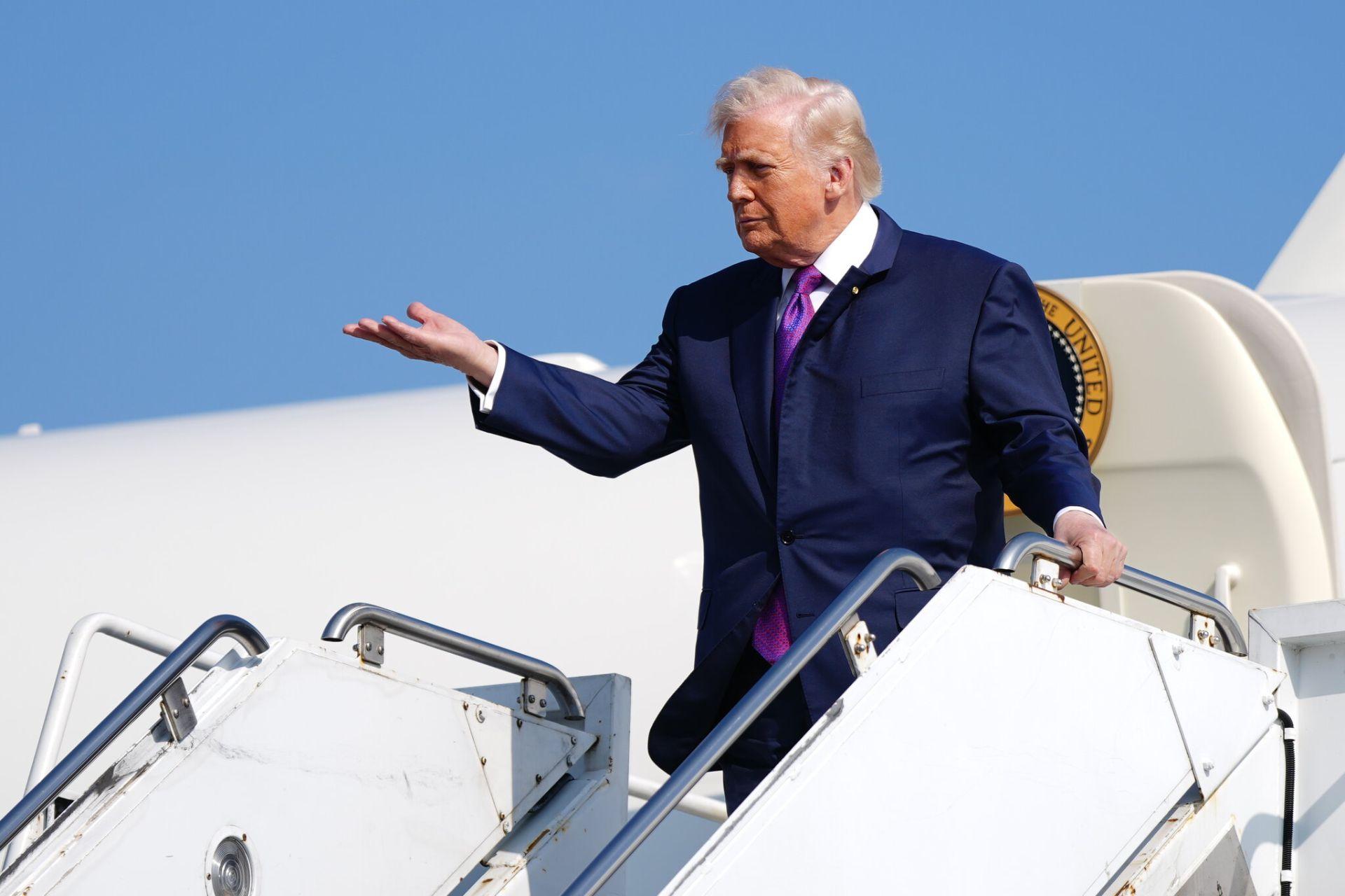 دونالد ترامپ روی پله هواپیما ایر فورس وان