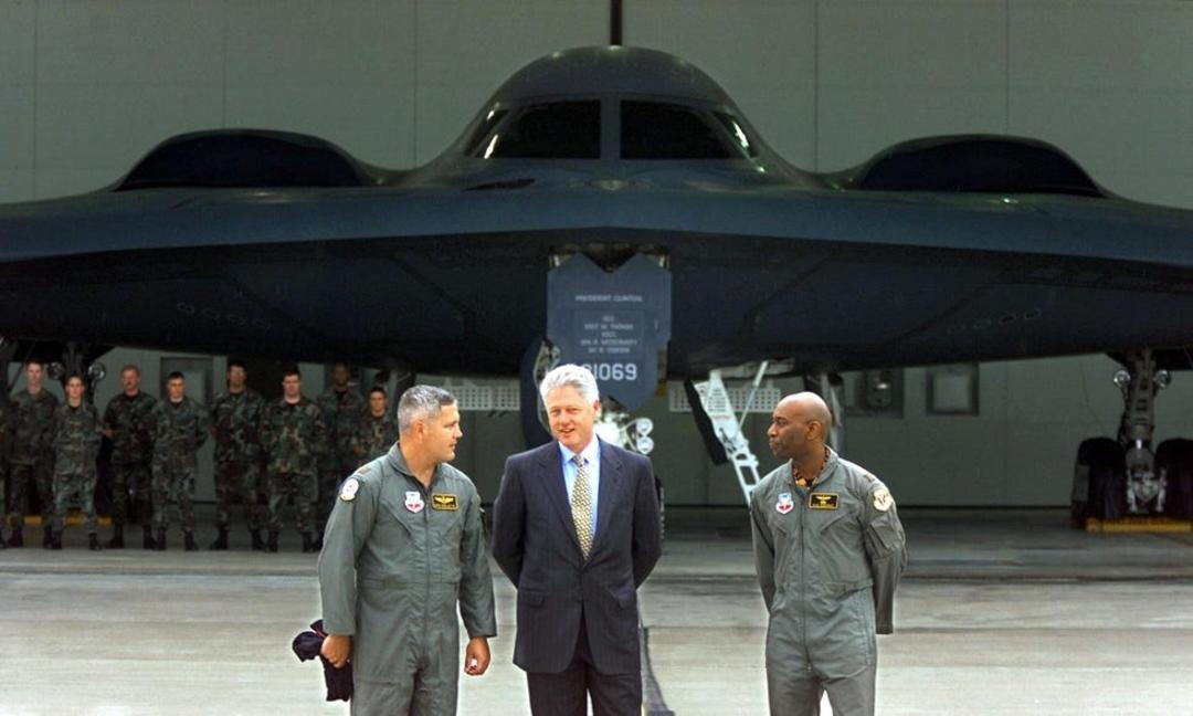 کلینتون با خدمه پرواز B-2 بعد از بمباران کوزوو 
