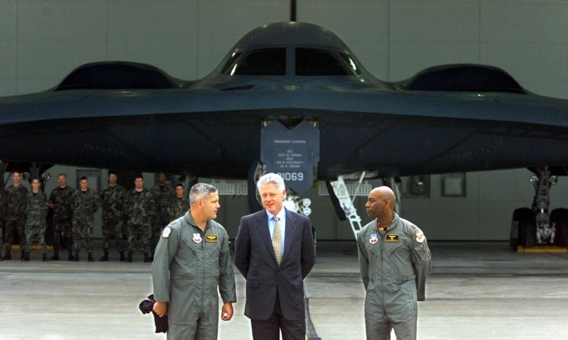 کلینتون با خدمه پرواز B-2 بعد از بمباران کوزوو 