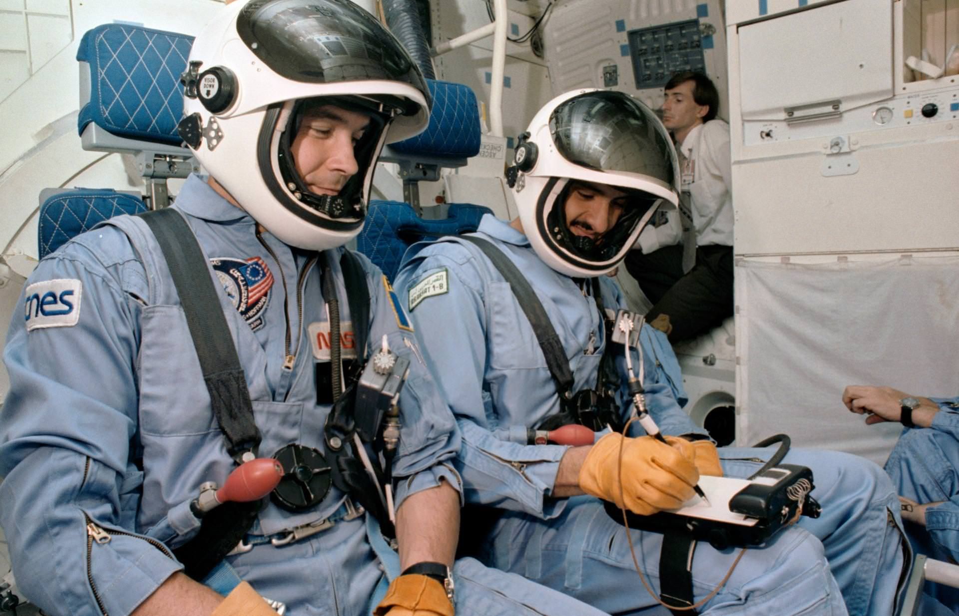 شاهزاده سلطان بن سلمان آل سعود حین آموزش برای پرواز با شاتل فضایی