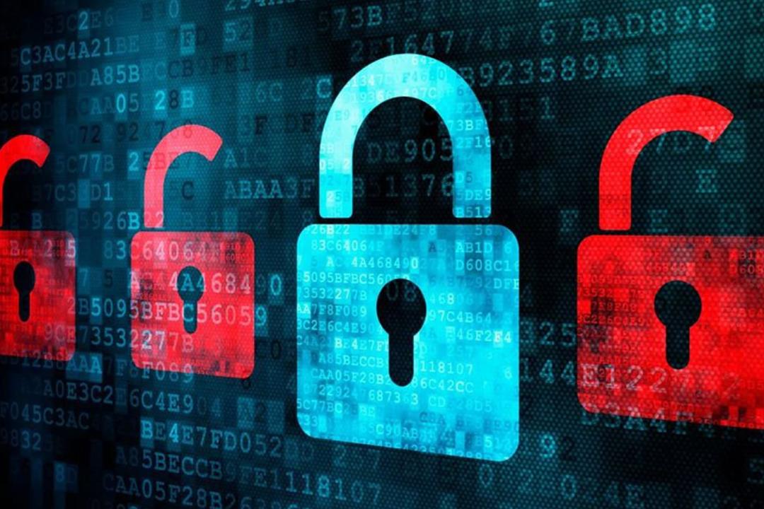 یک قفل به رنگ آبی در کنار چند قفل باز شده به رنگ قرمز