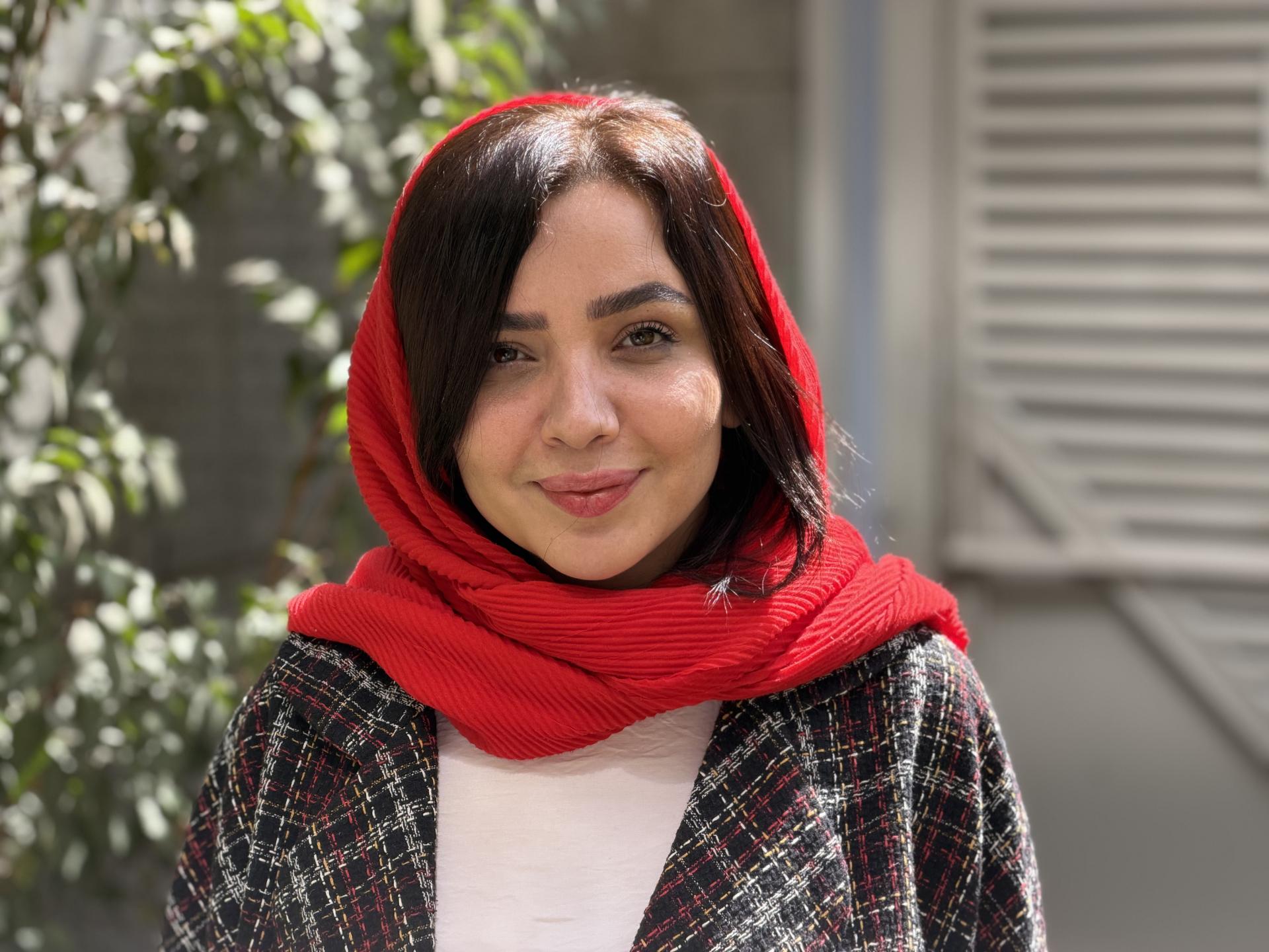 زن با شال قرمز و کت چهارخانه 